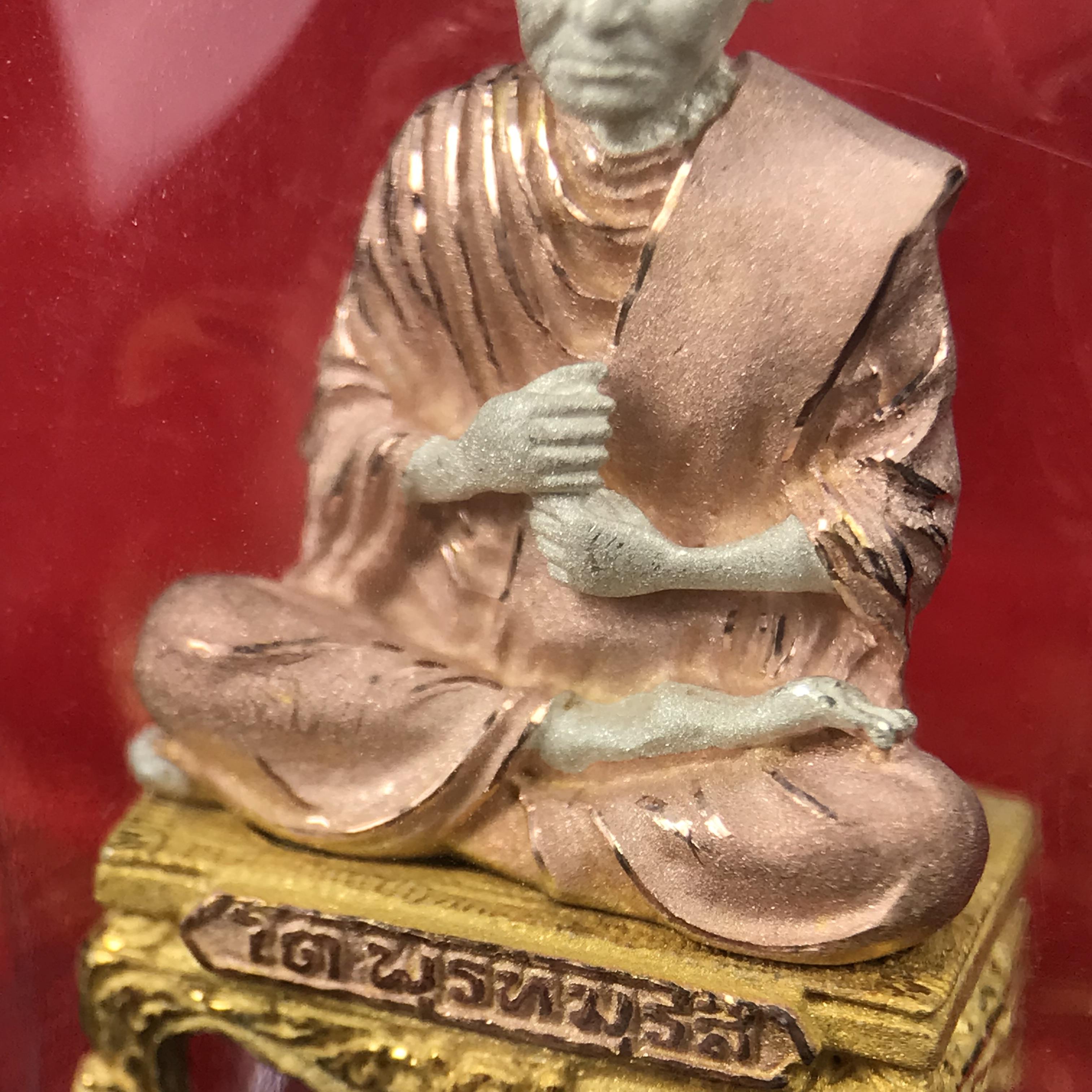 สมเด็จพุฒาจารย์ (โต พรหมรังสี) อนุสรณ์ 128 ปี สมเด็จพระญาณสังวร สมเด็จพระสังฆราช ทรงเมตตาอธิฐานจิต ปี 2543 มหาพุทธาภิเษก 3วาระ รูปเหมือนลอยองค์พิมพ์ใหญ่เนื้อเงินสามกษัตริย์ ขนาด 1.5 x 2.5 ซม. ทรงคุณค่าทั้งด้านความงานด้านพุทธศิลป์ และพุทธคุณ