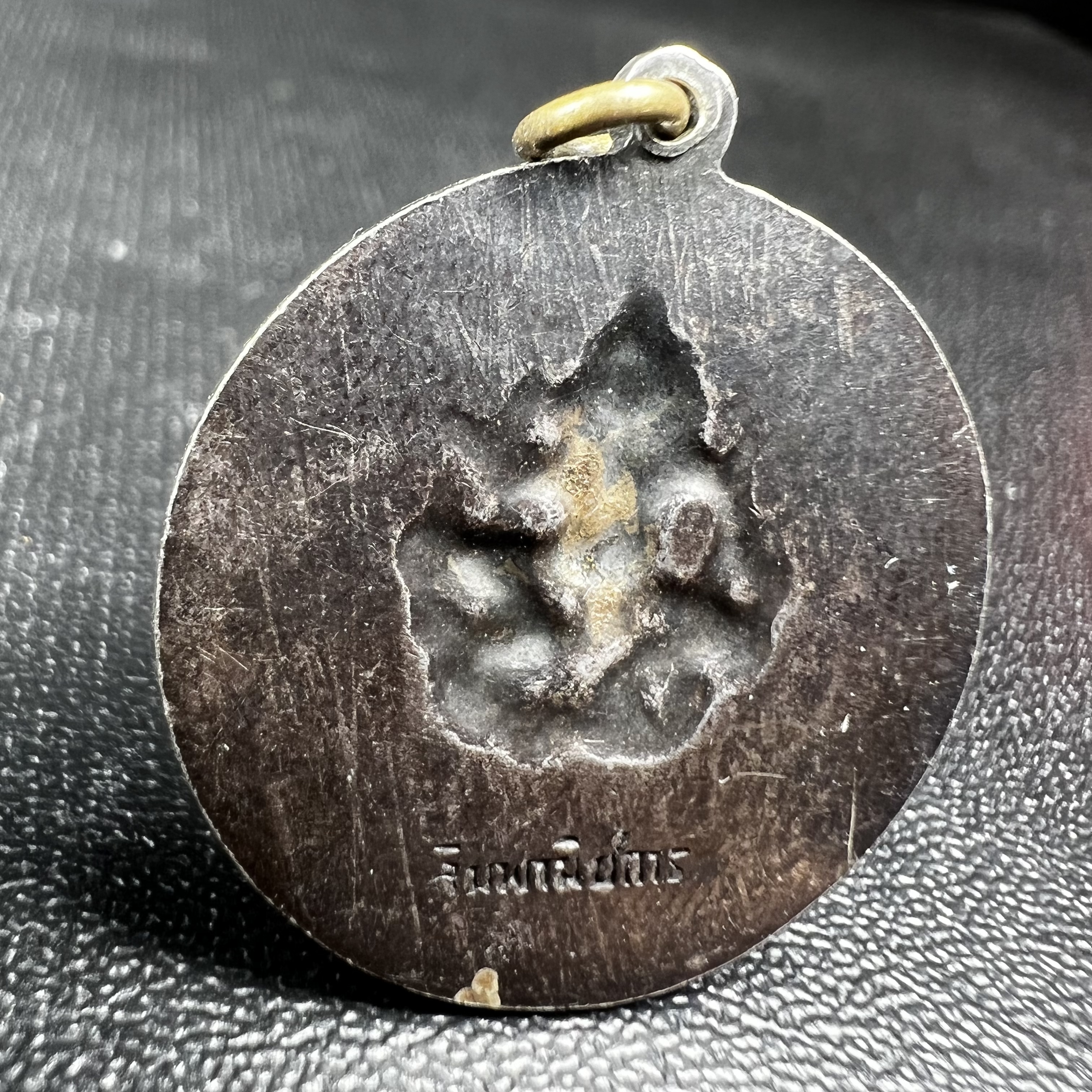 เหรียญพระพิฆเนศวร ปี 2513 จัดสร้างโดย "ท่านอาจารย์ ฉลาด เค้ามูลคดี" เนื้อเงินลงยา(สภาพสวยเดิม ผิวเงินเดิม ผิวลงยาติดเต็มไม่มีกระเทาะ)พิธีใหญ่เป็นเหรียญที่อยู่ในความนิยมสะสมของกลุ่มดารา ศิลปิน หายาก