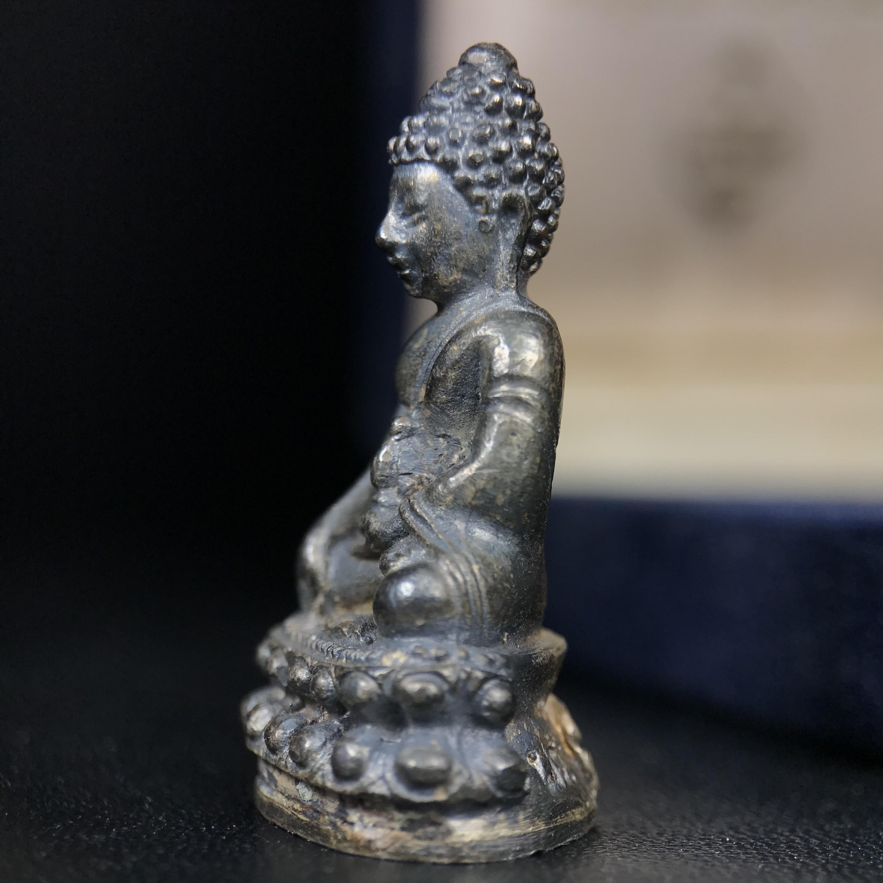 พระกริ่งศาสดา ภปร. วัดบวรนิเวศวิหาร ปี 2532 จัดสร้างในโอกาสสองทศวรรษรามาธิบดี เพื่อศูนย์การแพทย์สิริกิติ์ เนื้อเงิน(ผิวเดิมกลับดำสวยงาม) (พิธีใหญ่ มวลสารมงคล สวยงามเข้มขลัง)สมเด็จพระญาณสังวร สมเด็จพระสังฆราชฯเสด็จเททอง