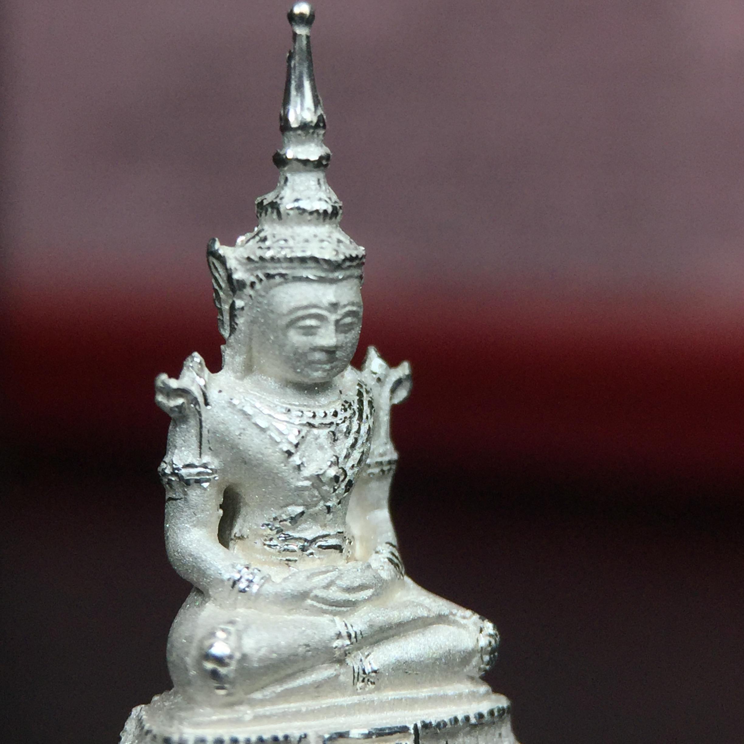 พระแก้วมรกต ภปร.(รุ่นแรก) ปี2545 จัดสร้างในมหาวโรกาส พระบาทสมเด็จพระเจ้าอยู่หัวรัชกาลที่ 9 ครบรอบ 75 พรรษา และฉลองกรุงรัตนโกสินทร์ครบ 220 ปี พิมพ์ลอยองค์เล็ก เนื้อเงินบริสุทธิ์ 92.5% ขนาด 10*19 มม. พร้อมกล่องบรรจุเดิม สวยครบสมบูรณ์(องค์หมายเลข 2541)
