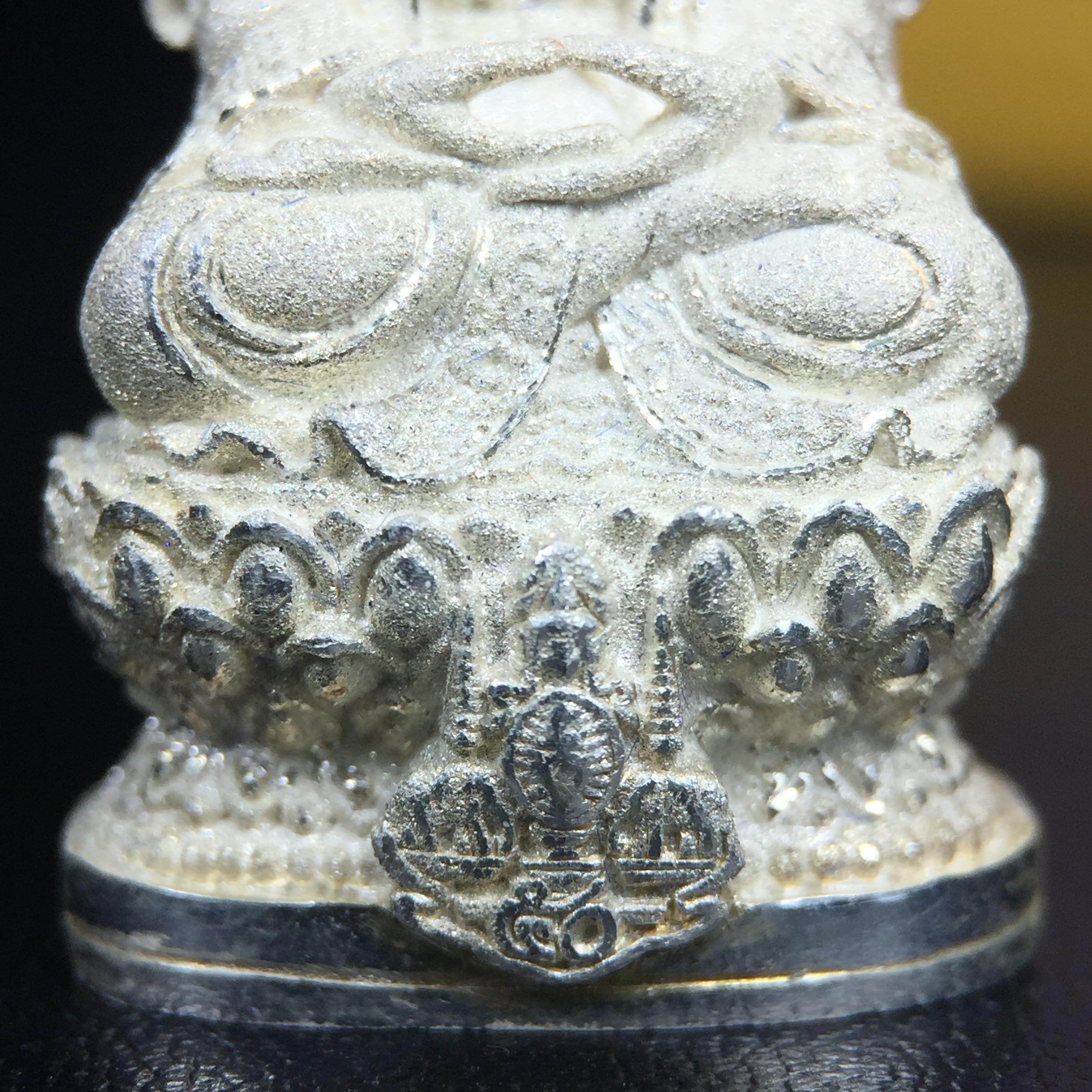 พระกริ่งจีน "ต้าเยิ่นถะ" รุ่น กาญจนาภิเษก ครองราชย์ 50 ปี วัดบวรนิเวศวิหาร ปี2538 เนื้อเงินพ่นทรายขัดเงาบางส่วน 99.99% สูง 3.8 ซม. (คัดสภาพสวยเดิม พิธีใหญ่ พุทธศิลป์งดงาม)1 ใน 6001 องค์