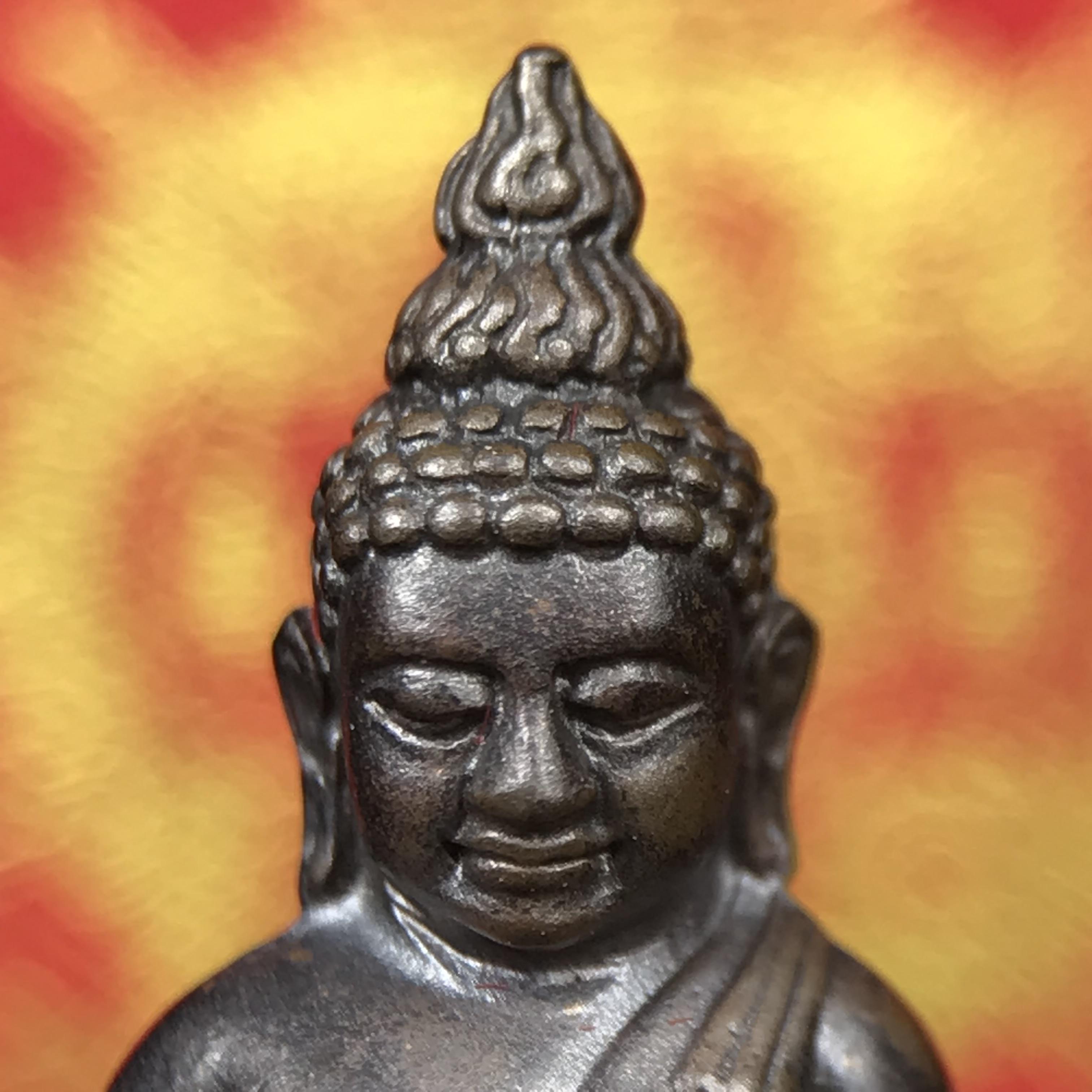 พระกริ่งไพรีพินาศ บรรจุเหล็กไหล ครั้งแรกและครั้งเดียวในประวัติศาสตร์ เฉลิมพระเกียรติ พระบาทสมเด็จพระเจ้าอยู่หัวรัชกาลที่9 พระชนมพรรษา 6 รอบ ปี2542 เนื้อนวโลหะผสมทองคำ(บรรจุเหล็กไหล)ดีนอก-ดีใน พิธีใหญ่ มวลสารเด่น (หายาก)