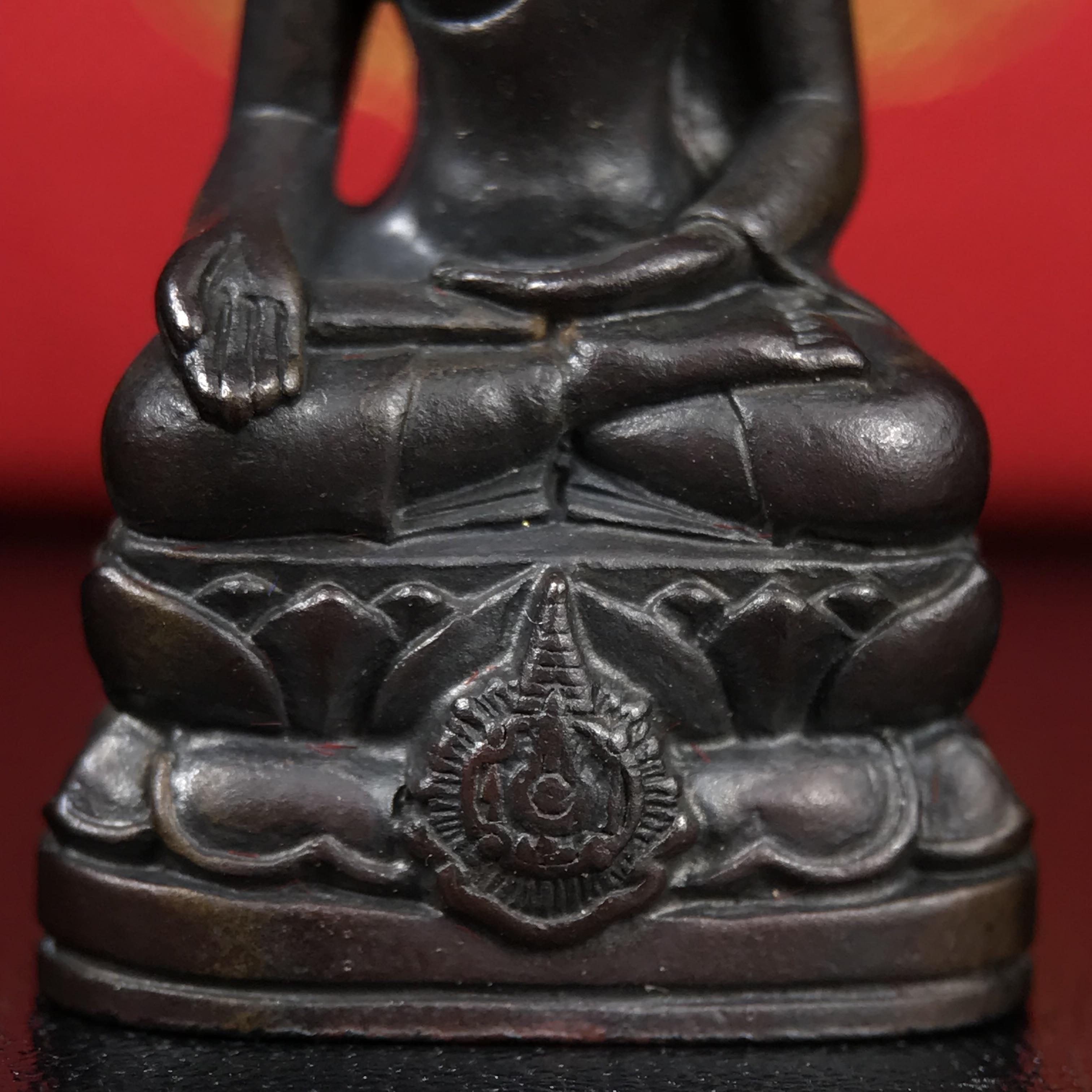 พระกริ่งไพรีพินาศ บรรจุเหล็กไหล ครั้งแรกและครั้งเดียวในประวัติศาสตร์ เฉลิมพระเกียรติ พระบาทสมเด็จพระเจ้าอยู่หัวรัชกาลที่9 พระชนมพรรษา 6 รอบ ปี2542 เนื้อนวโลหะผสมทองคำ(บรรจุเหล็กไหล)ดีนอก-ดีใน พิธีใหญ่ มวลสารเด่น (หายาก)