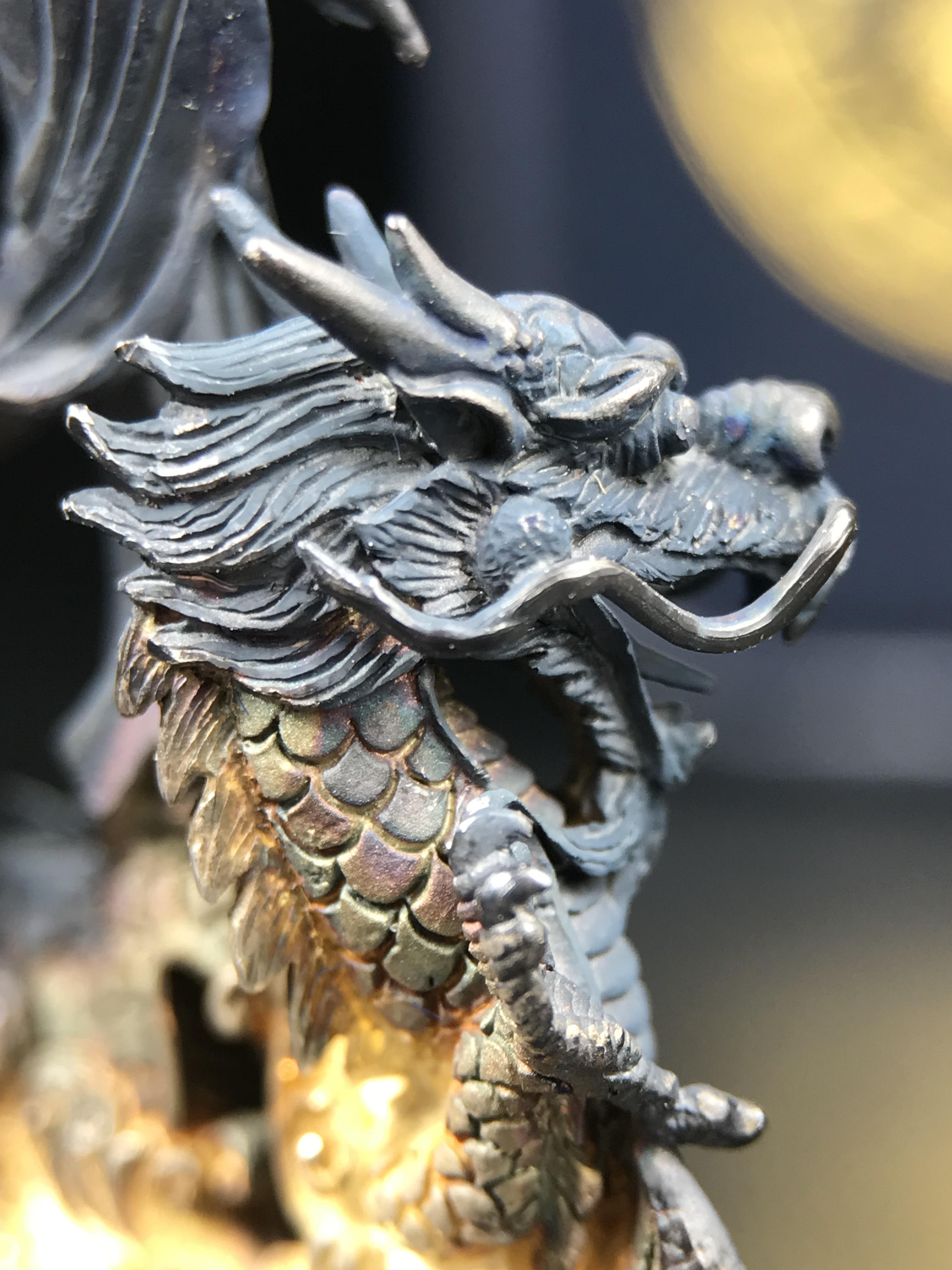 รูปหล่อลอยองค์พระโพธิสัตว์กวนอิม ทรงประทับมังกร จ.ระนอง ปี 2539 เนื้อเงิน พิมพ์ใหญ่(ผิวกลับดำทูโทนเข้มขลังสวยงามมีเสน่ห์)(สภาพผิวเดิม)(เสน่ห์พระเนื้อเงินสีสันที่ธรรมชาติสรรค์สร้าง)เฉลิมฉลองในวโรกาสที่พระบาทสมเด็จพระเจ้าอยู่หัวทรงครองสิริราชสมบัติครบ50ปี