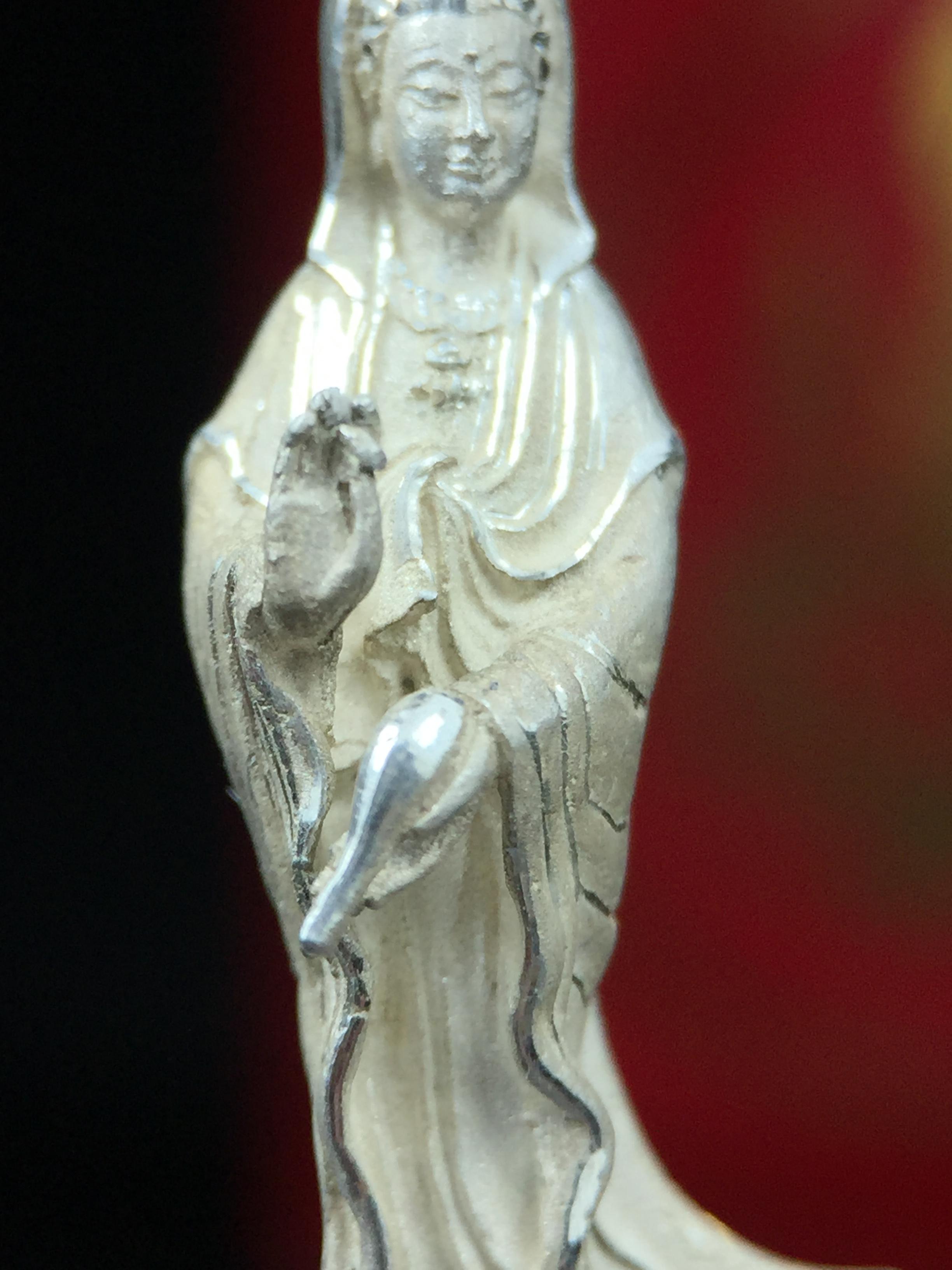 รูปหล่อลอยองค์ พระมหาโพธิสัตว์กวนอิม ทรงประทับมังกร เนื้อเงินพ่นทรายขัดเงาบางส่วน โครงการสร้าง พระศรีอริยะเมตตรัยมหาโพธิสัตว์ น้อมถวายพระบาทสมเด็จพระเจ้าอยู่หัว ทรงครองศิริราชสมบัติครบ 50 ปี มหาพุทธาภิเษก วันที่ 6 เมษายน 2540 วัดโพธิ์แมนคุณาราม กรุงเทพฯ