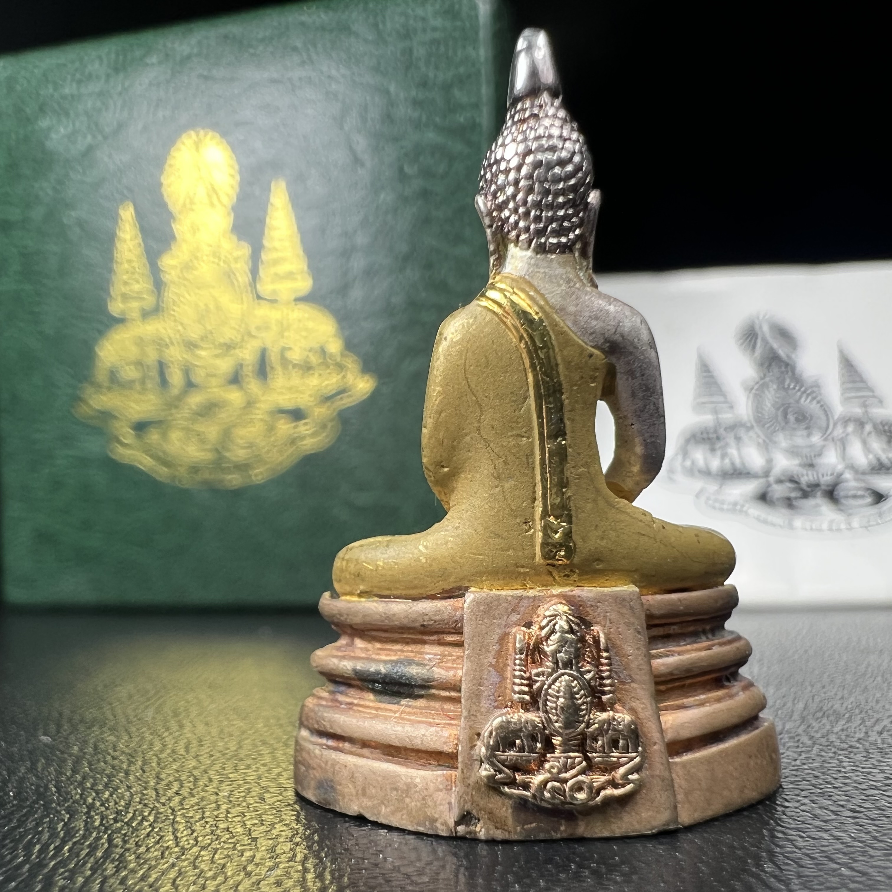 พระพุทธโสธร ภปร. รุ่นย้อนยุค สร้างพระอุโบสถ สมาคมชาวฉะเชิงเทรา จัดสร้าง ปี 2539 วโรกาสครองสิริราชสมบัติครบ 50 ปี เนื้อเงินสามกษัตริย์ทรายนวลขัดเงาบางส่วน(ผิวเดิม) พร้อมกล่องบรรจุและใบรับรองเดิม