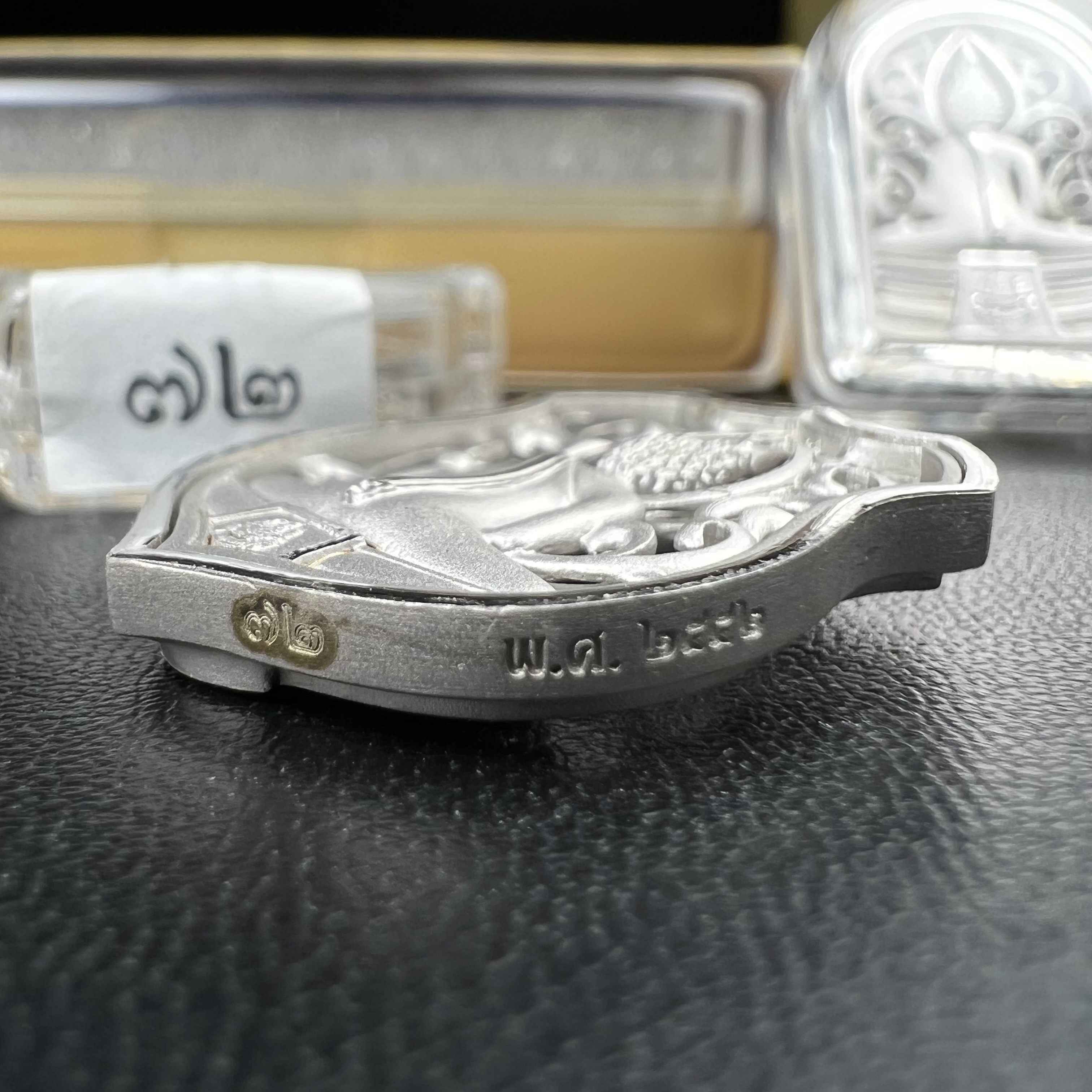 พระพุทธโสธร คุ้มเกล้าฯ ภปร.(ใต้ร่มพระบารมี คุ้มเกล้า) 60ปี รพ.ภูมิพลฯ พ.ศ.2552 เหรียญเนื้อเงิน ชุบทองคำขาว(พิมพ์ รูปอาร์ม+รูปใบมะขาม+รูปห้าเหลี่ยม+รูปสามเหลี่ยม)(1ชุด 4 พิมพ์ ครบทุกแบบที่จัดสร้าง)1 ใน 3000 เหรียญ ครบชุดหายาก