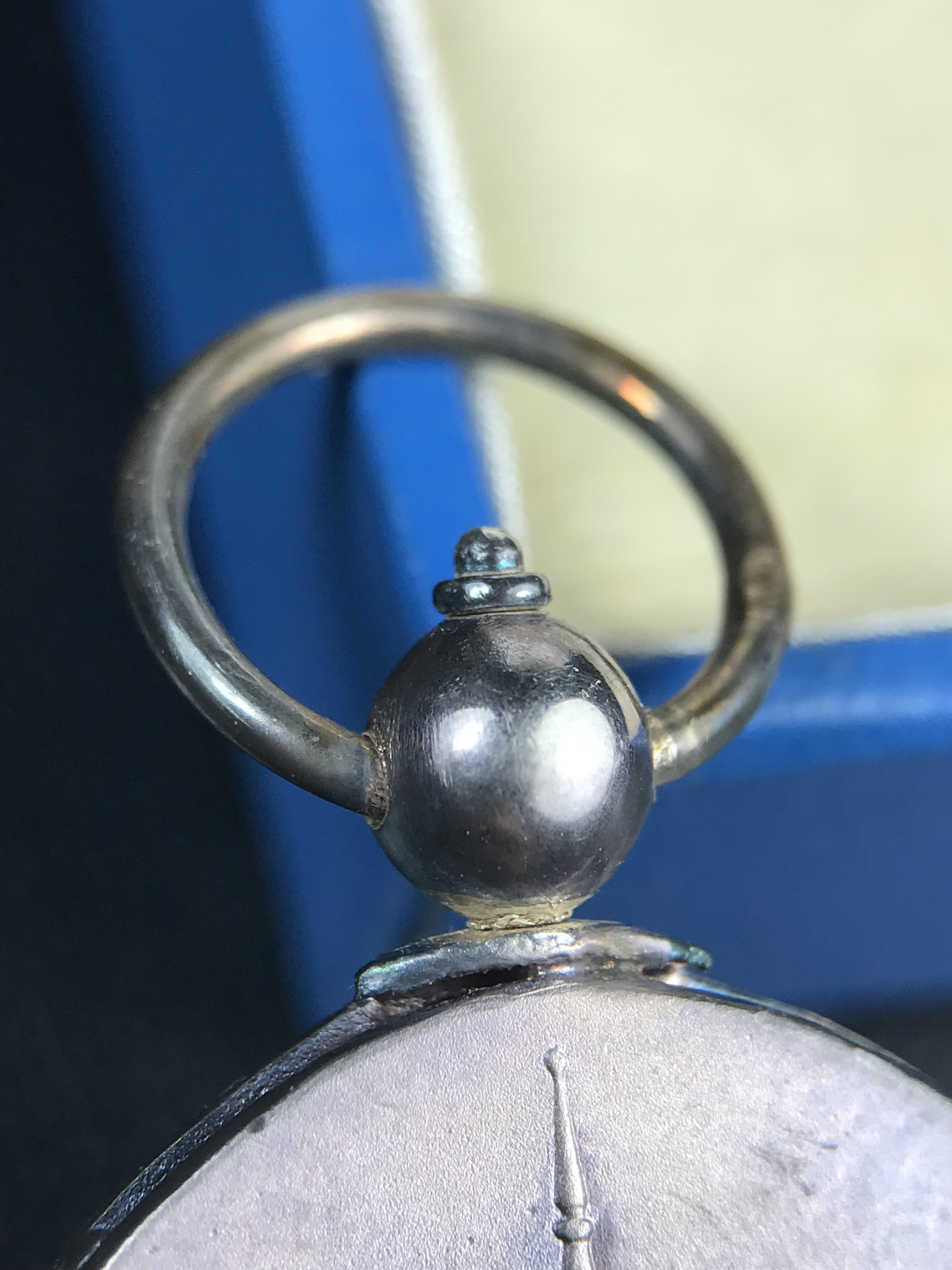 เหรียญหลวงปู่ทวด พระนามาภิไธย สก. แบบงานฉลุโบราณ(HAND MADE) ปี 2544 เนื้อเงิน(ผิวเดิมขึ้นสีรุ้งออกม่วงธรรมชาติสวยมาก) พิธีปลุกเสก ณ อุโบสถวัดช้างให้ และ พิธีมังคลาภิเษก ณ พระอุโบสถ วัดพระศรีรัตนศาสดาราม(วัดพระแก้ว) (1 ใน 2000 เหรียญ)พบเจอน้อยหายากมาก