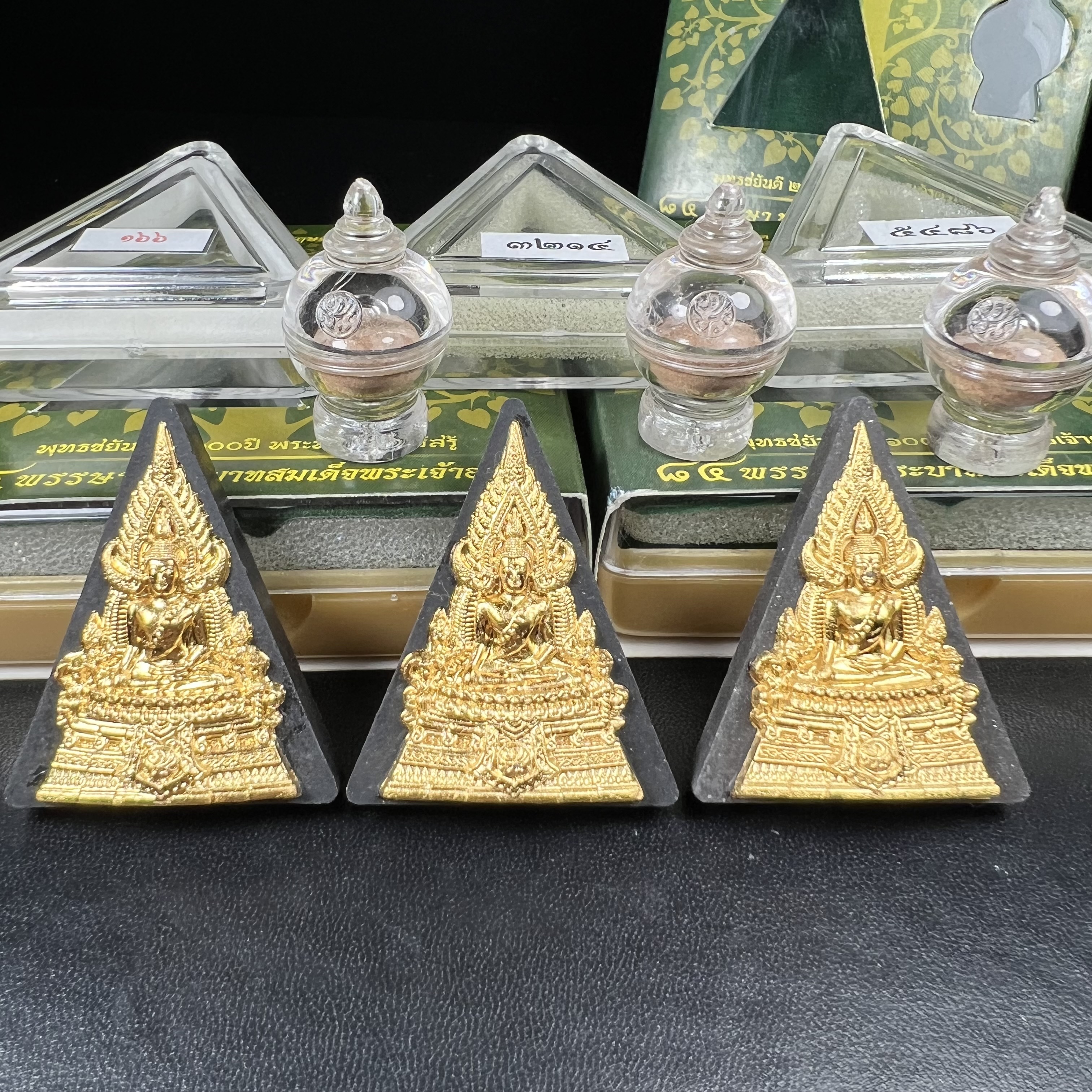 พระพุทธชินราช(จำลอง)ภปร. 84พรรษา เนื้อผงปิดทองด้านหน้า หลัง ภ.ป.ร. เนื้อทองคำ+เนื้อเงินชุบทองคำขาว+เนื้อทองแดง(1ชุด 3องค์)(พระราชทานมวลสาร จิตรลดาและเส้นพระเจ้า(เส้นผม)ในหลวงรัชกาลที่9)พุทธศิลป์ทรงคุณค่าอีกหนึ่งรุ่นยอดนิยม