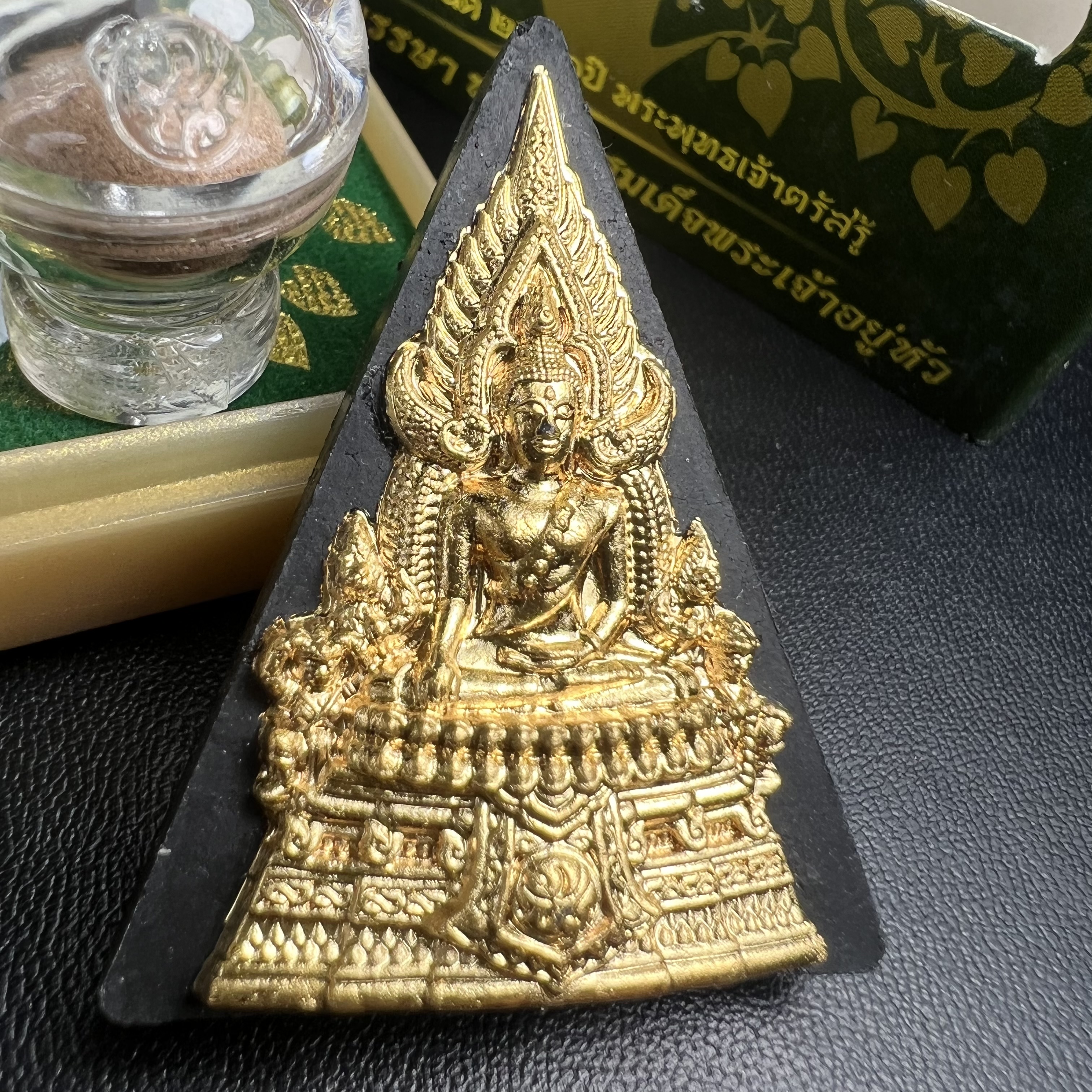 พระพุทธชินราช(จำลอง)ภปร. 84พรรษา เนื้อผงปิดทองด้านหน้า หลัง ภ.ป.ร. ทองแดง(พระราชทานมวลสาร จิตรลดาและเส้นพระเจ้า ร.9(เส้นผม))