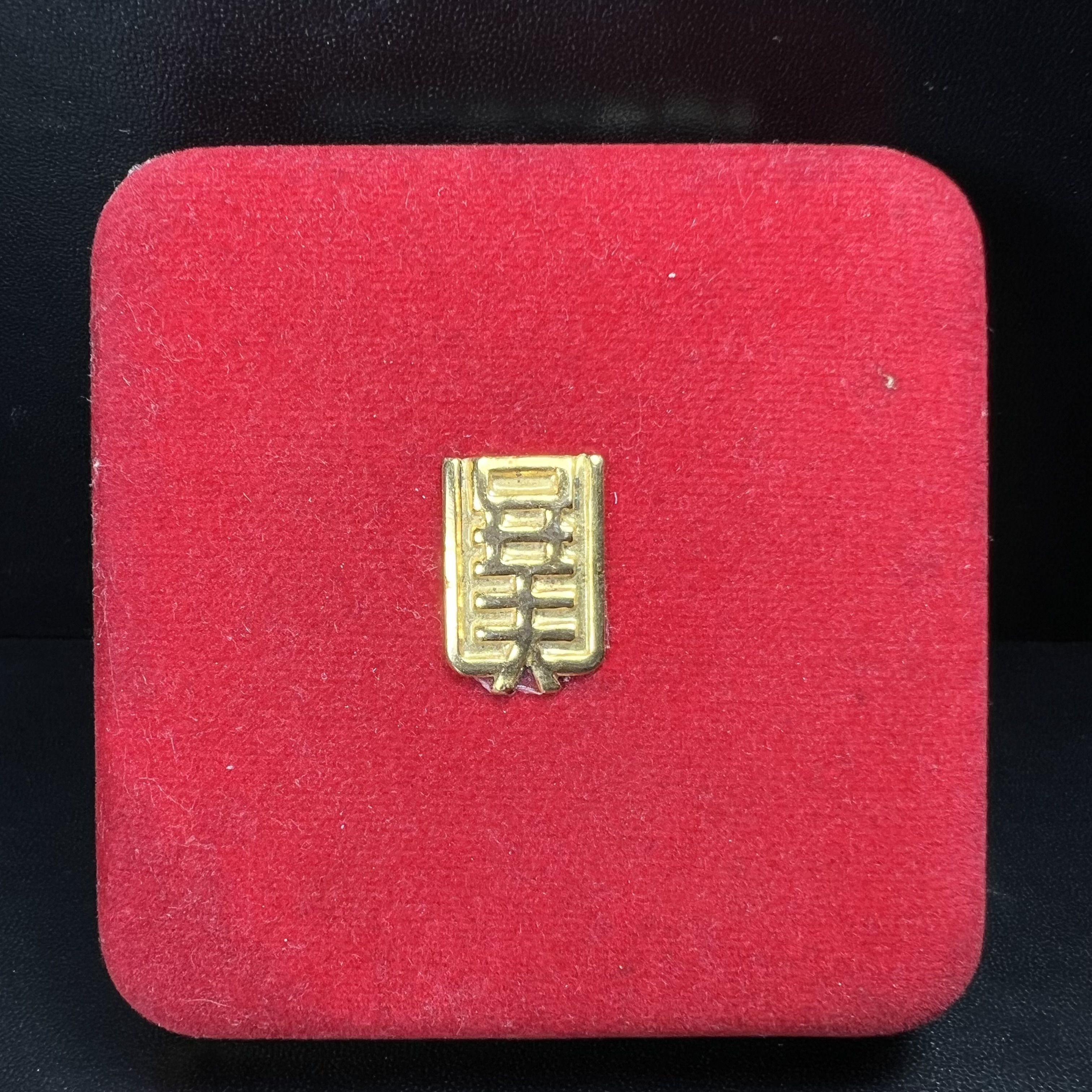 เหรียญหลวงปู่ไต้ฮงกง รุ่นกาญจนาภิเษก ตราสัญลักษณ์ครองราช 50 ปี ในหลวงรัชกาลที่ 9 พ.ศ.2539 เหรียญเงินบริสุทธิ์ขัดเงา 99.99% ขนาด 2.8 ซม. พิธีใหญ่ สวยมาก พร้อมกล่องบรรจุเดิมครบ