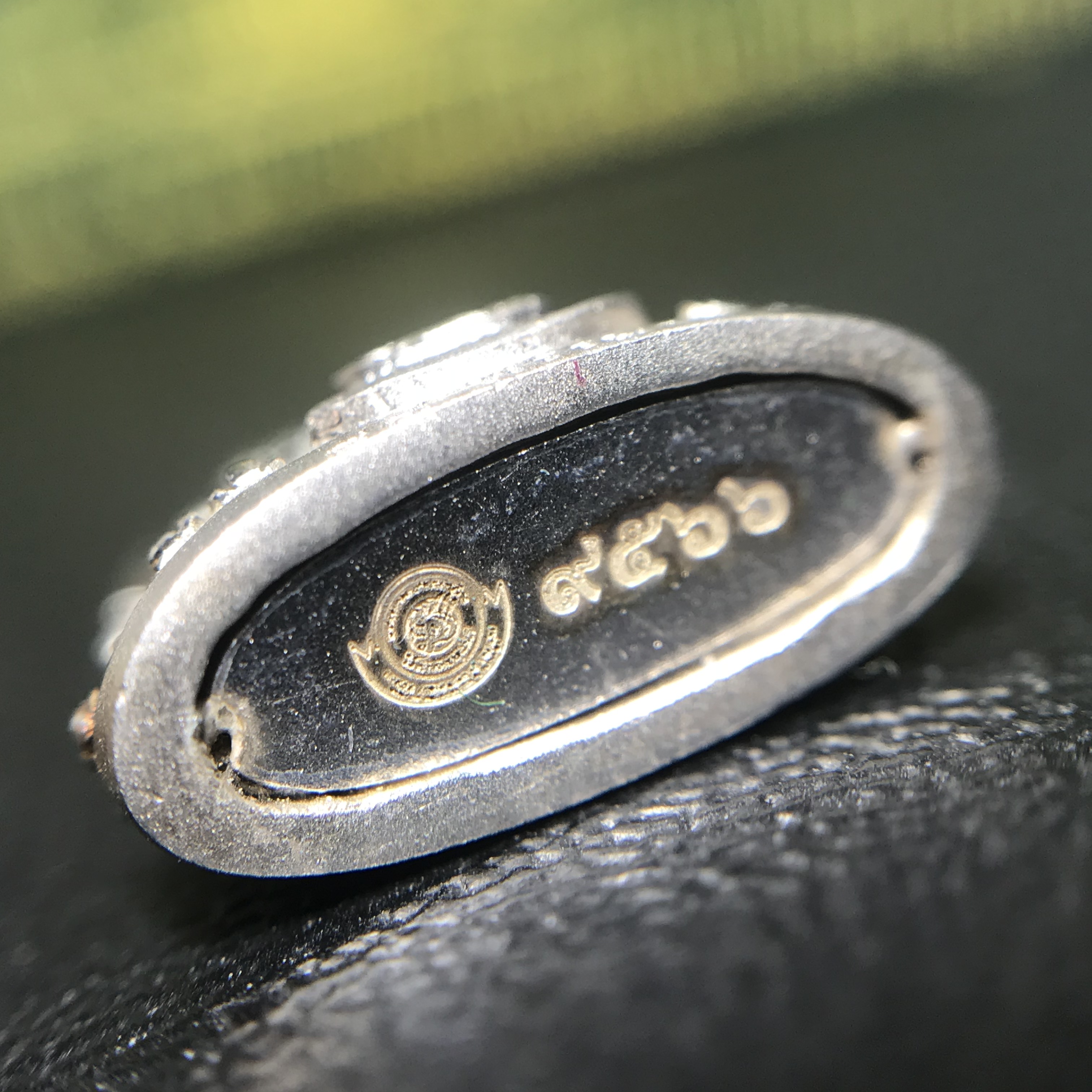 พระพุทธชินราช(จำลอง) ภปร. 84 พรรษา เนื้อเงินชุบทองคำขาว พิมพ์เล็กขนาดหน้าตัก 1/4 นิ้ว (สภาพผิวเดิมสวยงาม)