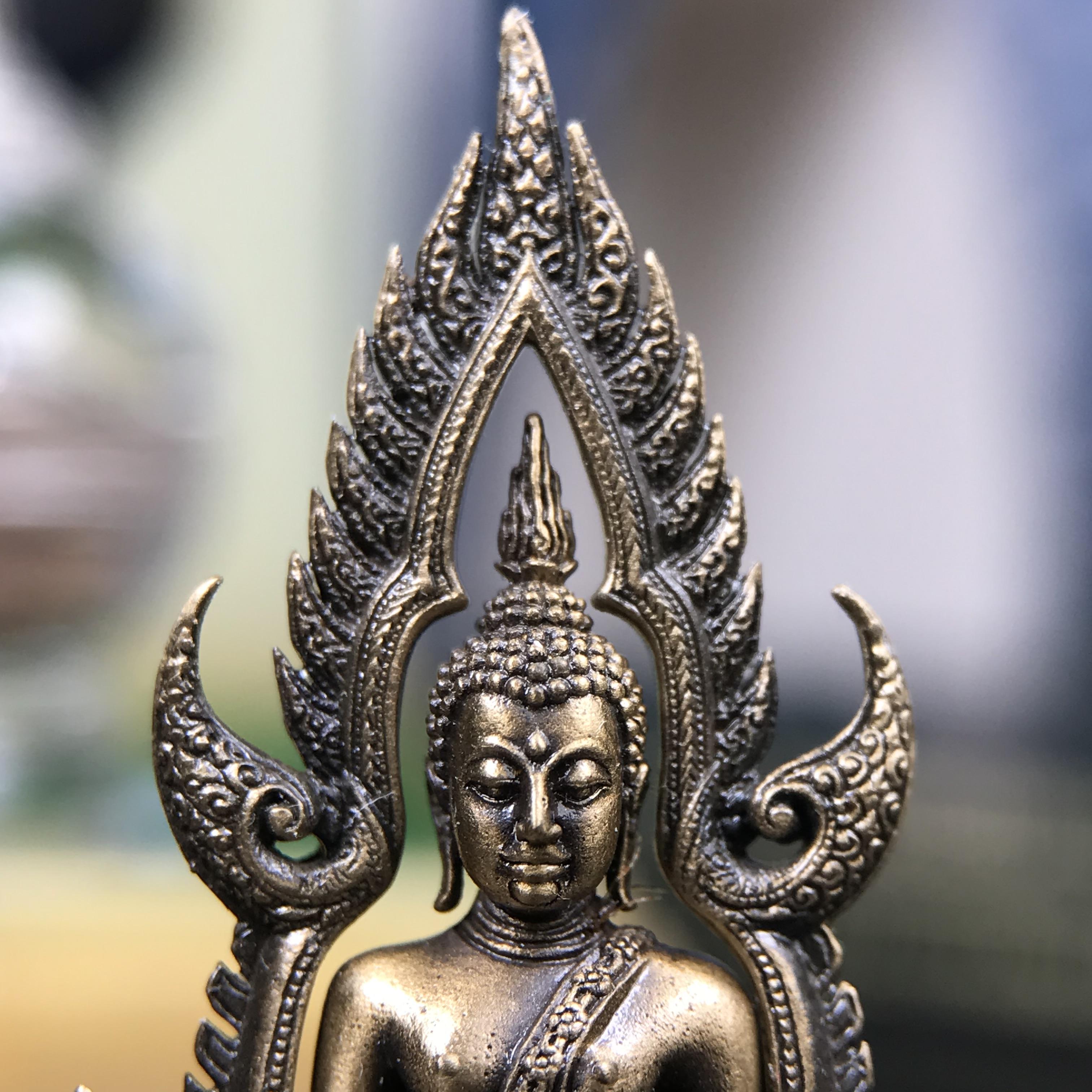 พระพุทธชินราช ภปร. 84 พรรษา ปี 2554 เนื้อบรอนซ์รมดำซาติน พิมพ์กลางขนาดหน้าตัก 1/2 นิ้ว(พระราชทานมวลสาร จิตรลดาและเส้นพระเจ้า(เส้นผม)รัชกาลที่9)พุทธศิลป์ทรงคุณค่าอีกหนึ่งรุ่นยอดนิยม(หมายเลข ๒๓๓๔))