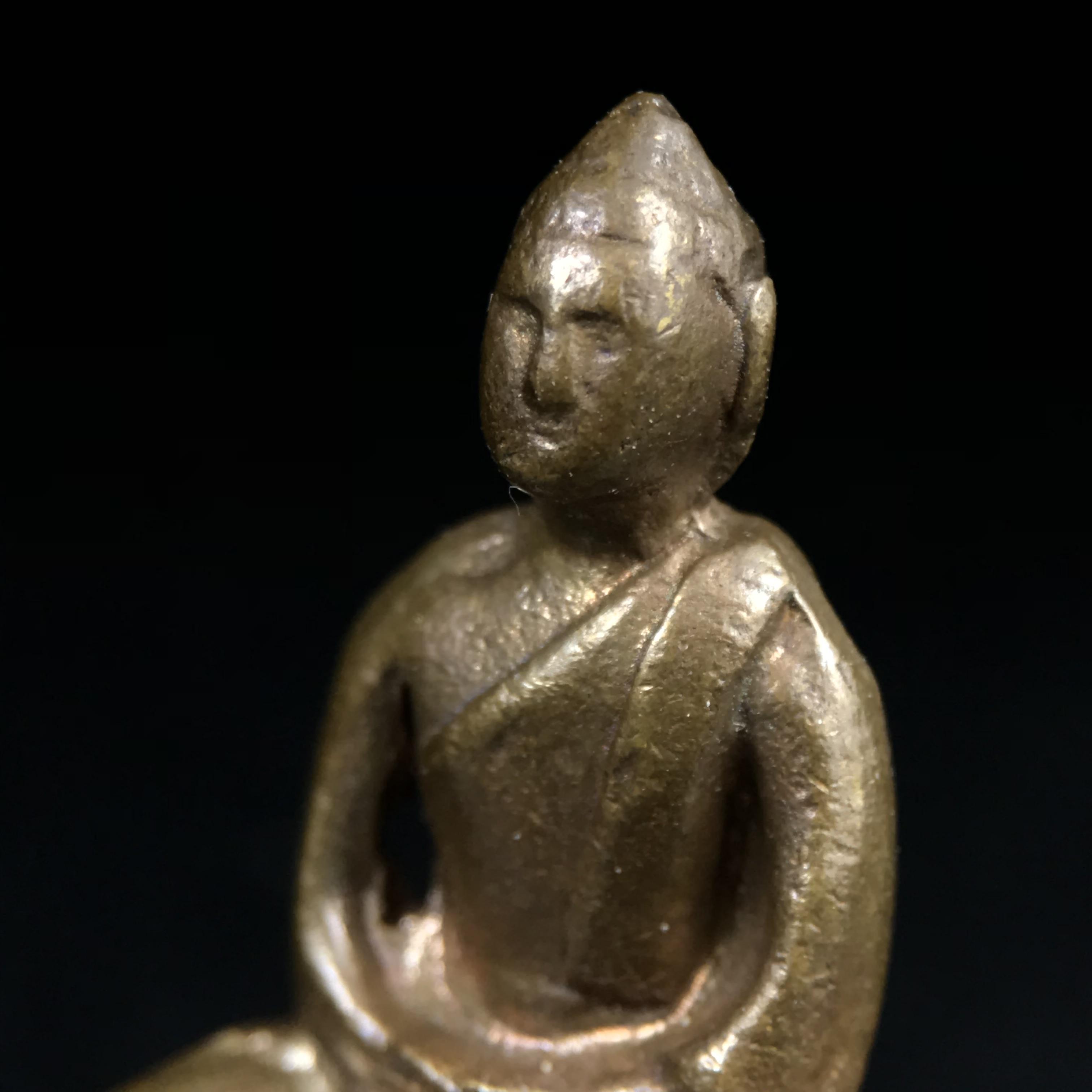 พระกริ่งฝีพระหัตถ์สมเด็จย่า ขนาดห้อยบูชาขนาดเล็ก จัดสร้างขึ้นเนื่องในวาระครบ 6 รอบ เมื่อวันที่21 ตุลาคม พ.ศ.2515(ในหลวงรัชกาลที่ 9 เสด็จพระราชดำเนินทรงเททอง)ปลุกเสกยิ่งใหญ่ เกจิ 108 รูป ร่วมปลุกเสก คัดสภาพสวยแบบนี้พบเจอน้อยมาก หมายเลขต้นๆหลักร้อย หายากมาก