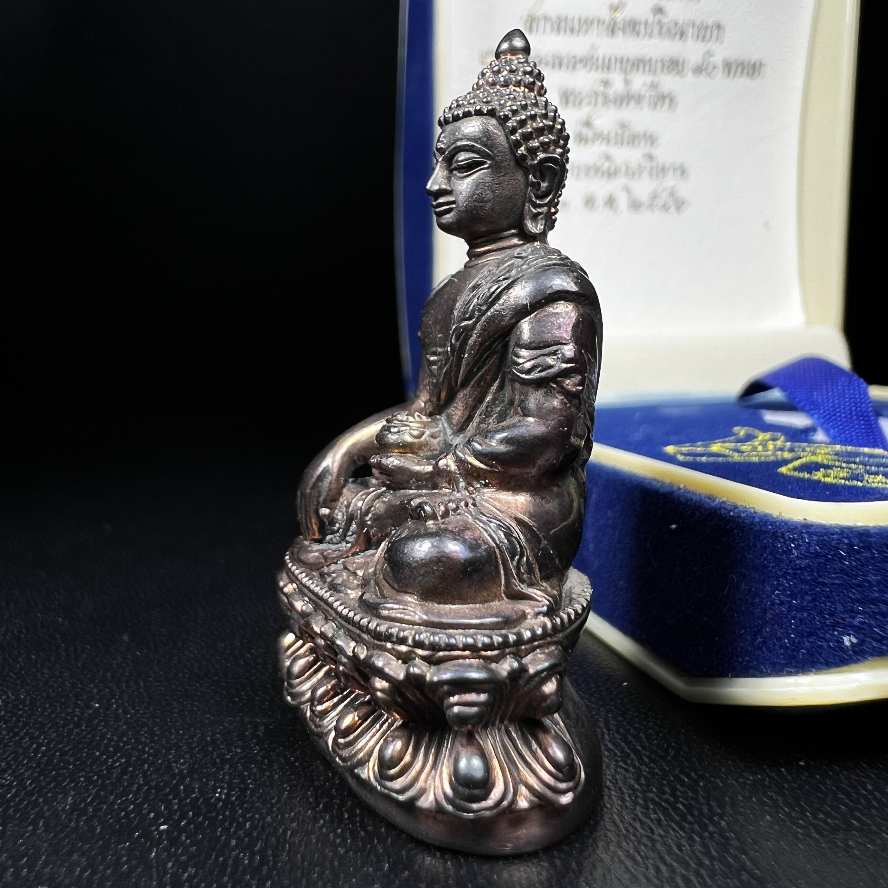 พระกริ่งคชวัตร รุ่นแรก วัดบวรนิเวศวิหาร ปี 2546 เนื้อนวโลหะเต็มสูตรแก่ทองคำ ฉลองพระชนมายุ 90พรรษา สมเด็จพระสังฆราชเจ้า กรมหลวงวชิรญาณสังวร (เจริญ สุวฑฺฒโน) พุทธศิลป์ที่เป็นเอกลักษณ์ ทุกองค์บรรจุเส้นพระเกศาของสมเด็จพระญาณสังวร ยอดนิยม หายาก 1 ใน 3999 องค์