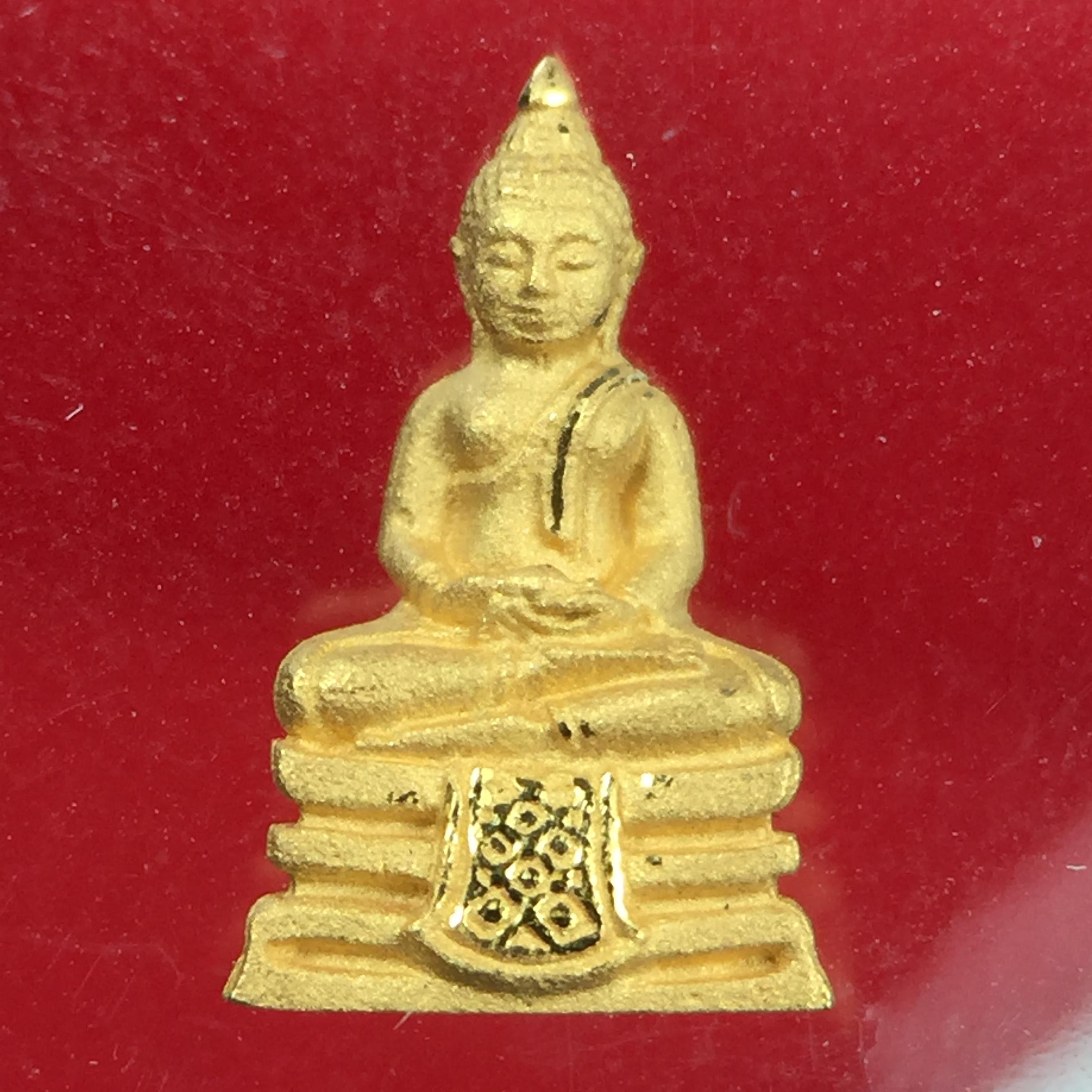 พระพุทธโสธร รุ่นอุดมโชคโภคทรัพย์ ปี 2550 เนื้อทองคำ พิมพ์จิ๋ว วัดโสธรวรารามวรวิหาร จ.ฉะเชิงเทรา (สภาพ สวย ซีนซองเดิม กล่องบบรรจุเดิมครบสมบูรณ์)