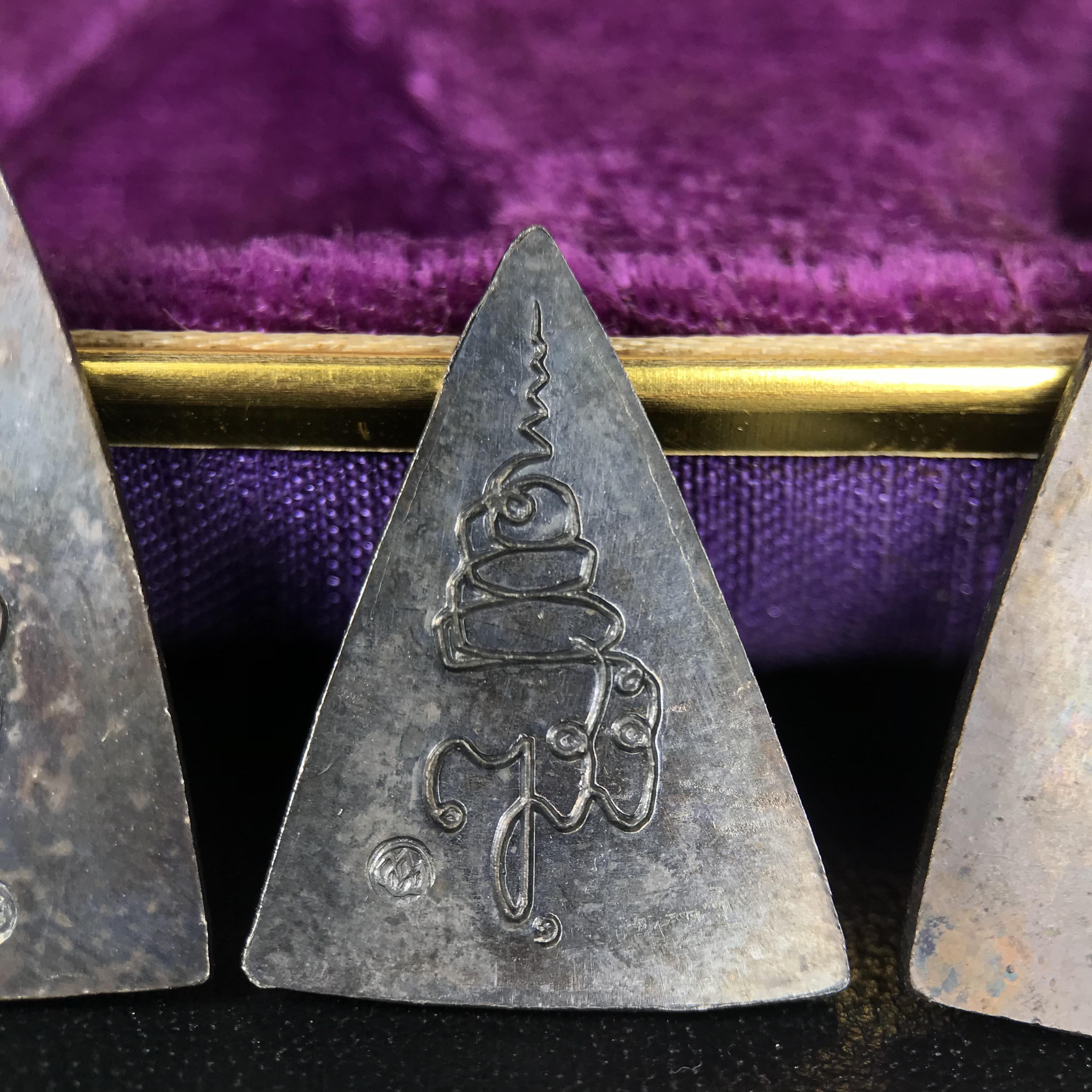 เหรียญสมเด็จนางพญาคุณากร หลัง ญสส. ปี 2532 ชุดเนื้อเงินและเนื้อนวโลหะ พิมพ์ใหญ่คู่พิมพ์เล็ก(ชุดพิเศษกรรมการ 1 ใน 500 ชุด) พิธีใหญ่ สภาพสวยผิวเดิมพร้อมกล่องบรรจุเดิมกำมะหยี่สีม่วงสัญลักษณ์ “สธ” สมเด็จพระเทพฯ ครบสมบูรณ์***ชุดแจกกรรมการพบเจอน้อย หายาก***