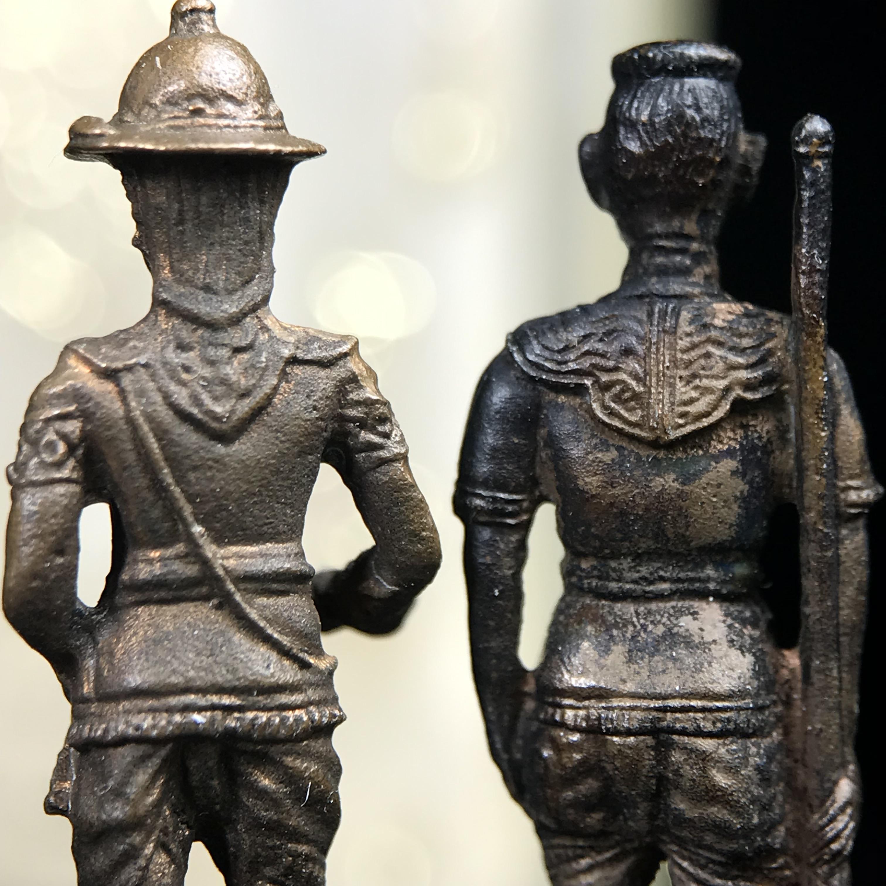 พระกริ่งสมเด็จพระนเรศวร-พระกริ่งสมเด็จพระเอกาทศรถ กองทัพภาคที่3จัดสร้าง ปี2517 เนื้อนวโลหะครบชุด 2องค์กล่องบรรจุเดิมครบสมบูรณ์(หายาก)(1ใน 300ชุด)(ในหลวง ร.9 เสด็จในพิธี)ปลุกเสกโดยพระคณาจารย์ชื่อดังในยุคนั้น7วัน7คืน(หลวงปู่โต๊ะ วัดประดู่ฉิมพลี ร่วมปลุกเสก)