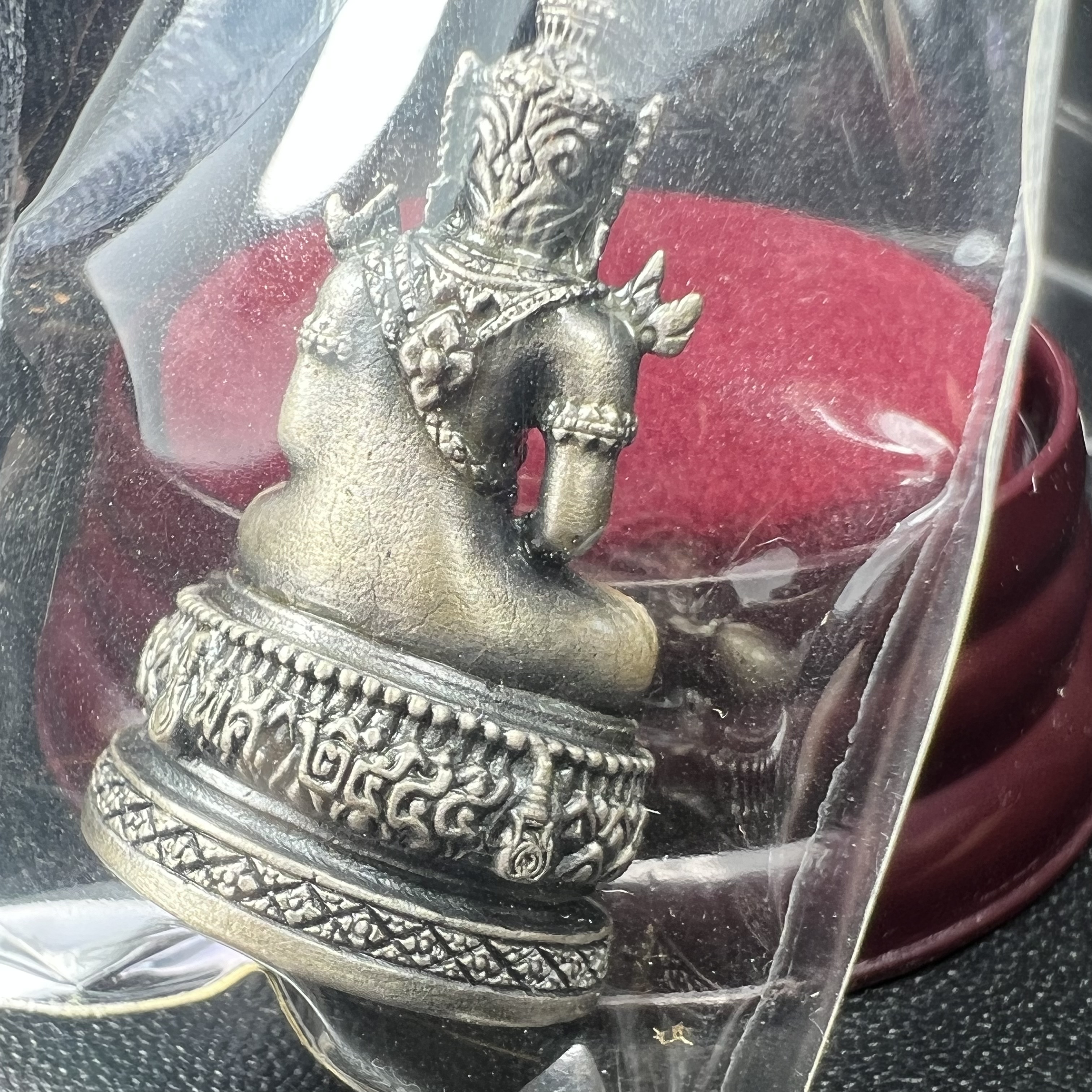 พระแก้วมรกต ภปร.(รุ่นแรก) ปี2545 รุ่นฉลองกรุงรัตนโกสินทร์ครบ 220 ปี พิมพ์ลอยองค์ใหญ่ เนื้ออัลปาก้า ชุบเงินลงดำ ขนาด 19*35 มม. พร้อมครอบตั้งโชว์เดิม องค์พระซีนซองเดิม สวยครบสมบูรณ์