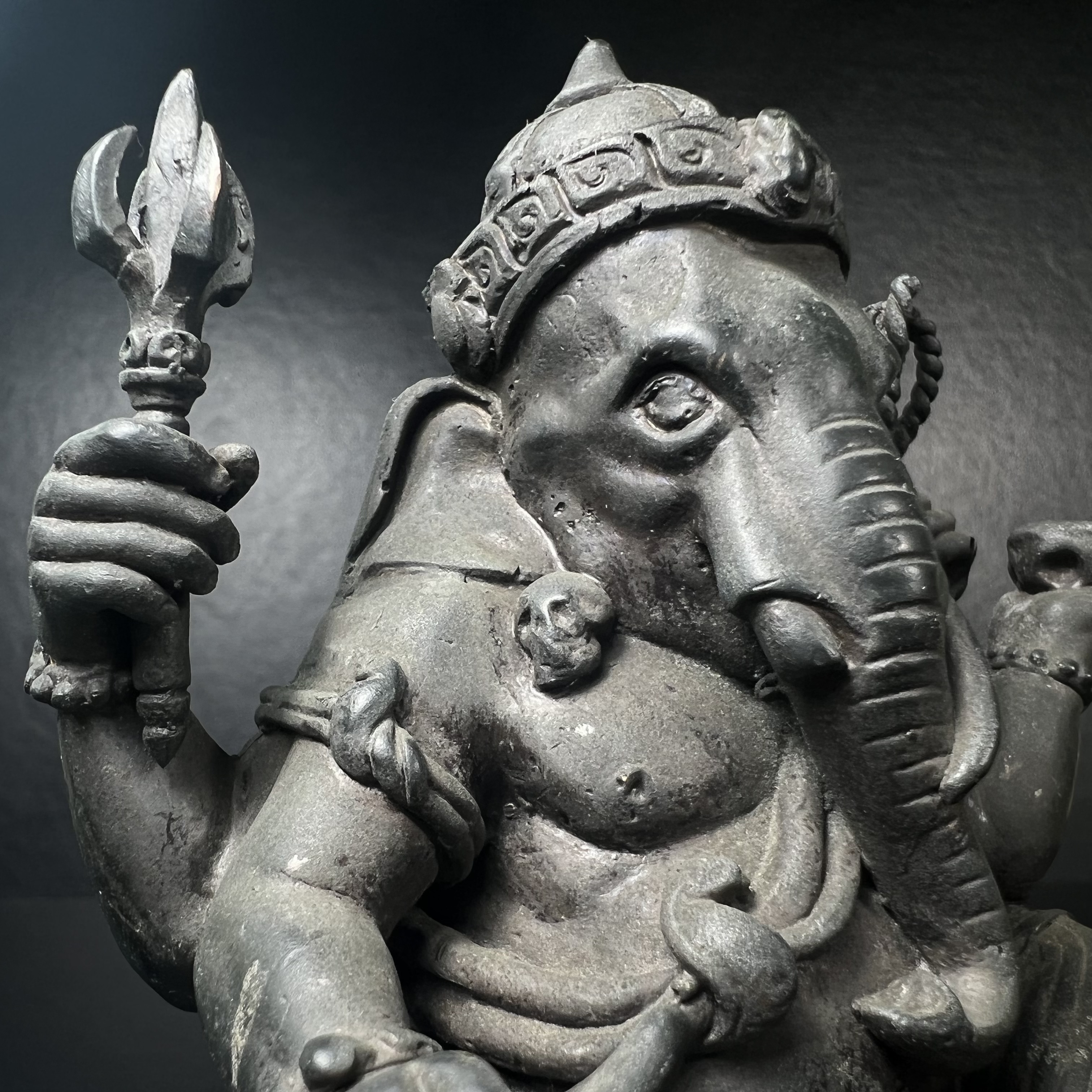 พระพิฆเนศ กรมศิลปากร ปี2547 ขนาดบูชาหน้าตัก 3 นิ้ว โลหะผสมเนื้อดี มีโค๊ดหมายเลขกำกับNo.993 (1 ใน 5000 องค์)รุ่นยอดนิยมหายาก