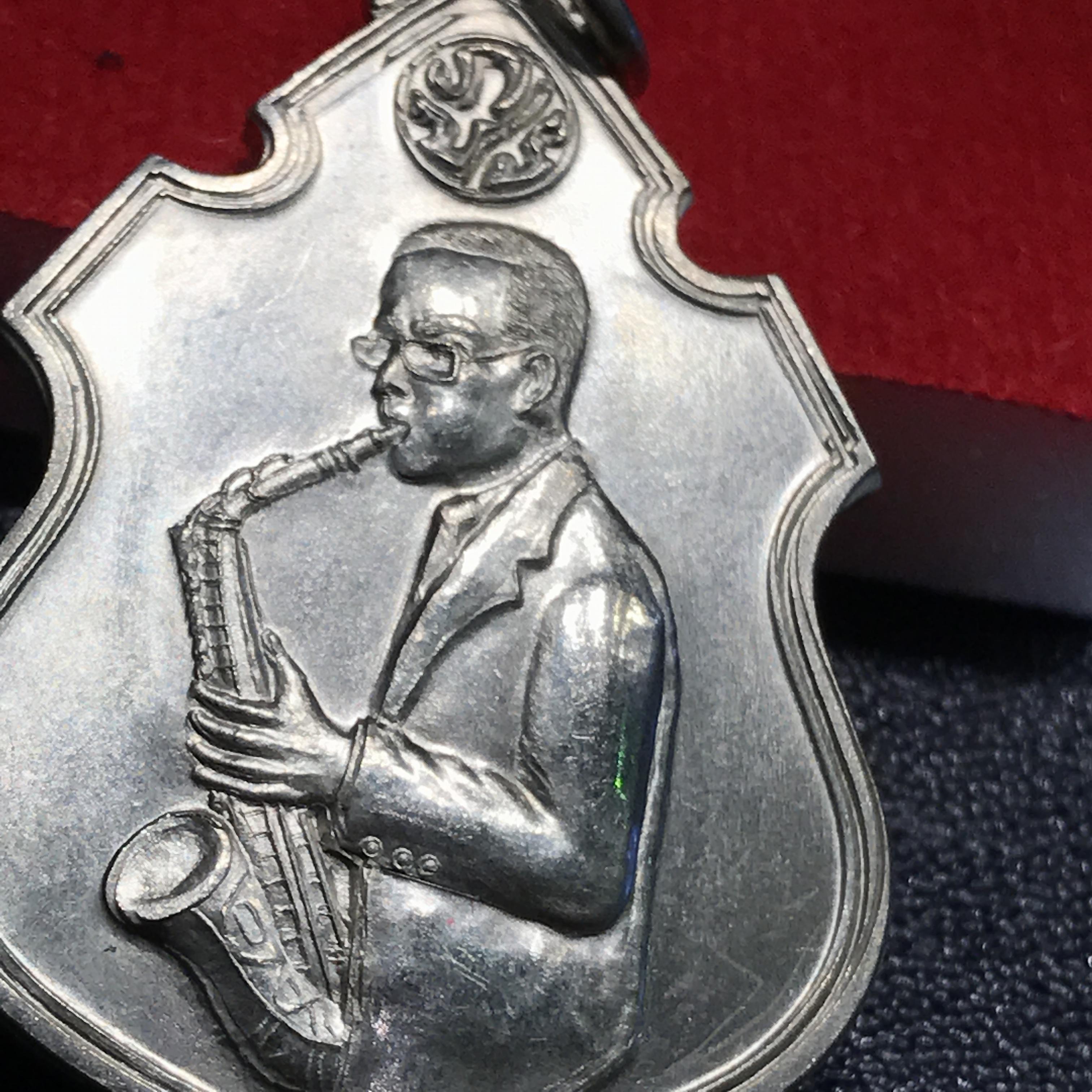 เหรียญครอบครูช่างหลวง(ในหลวงทรงดนตรี) เนื้ออัลปาก้า(หายาก)