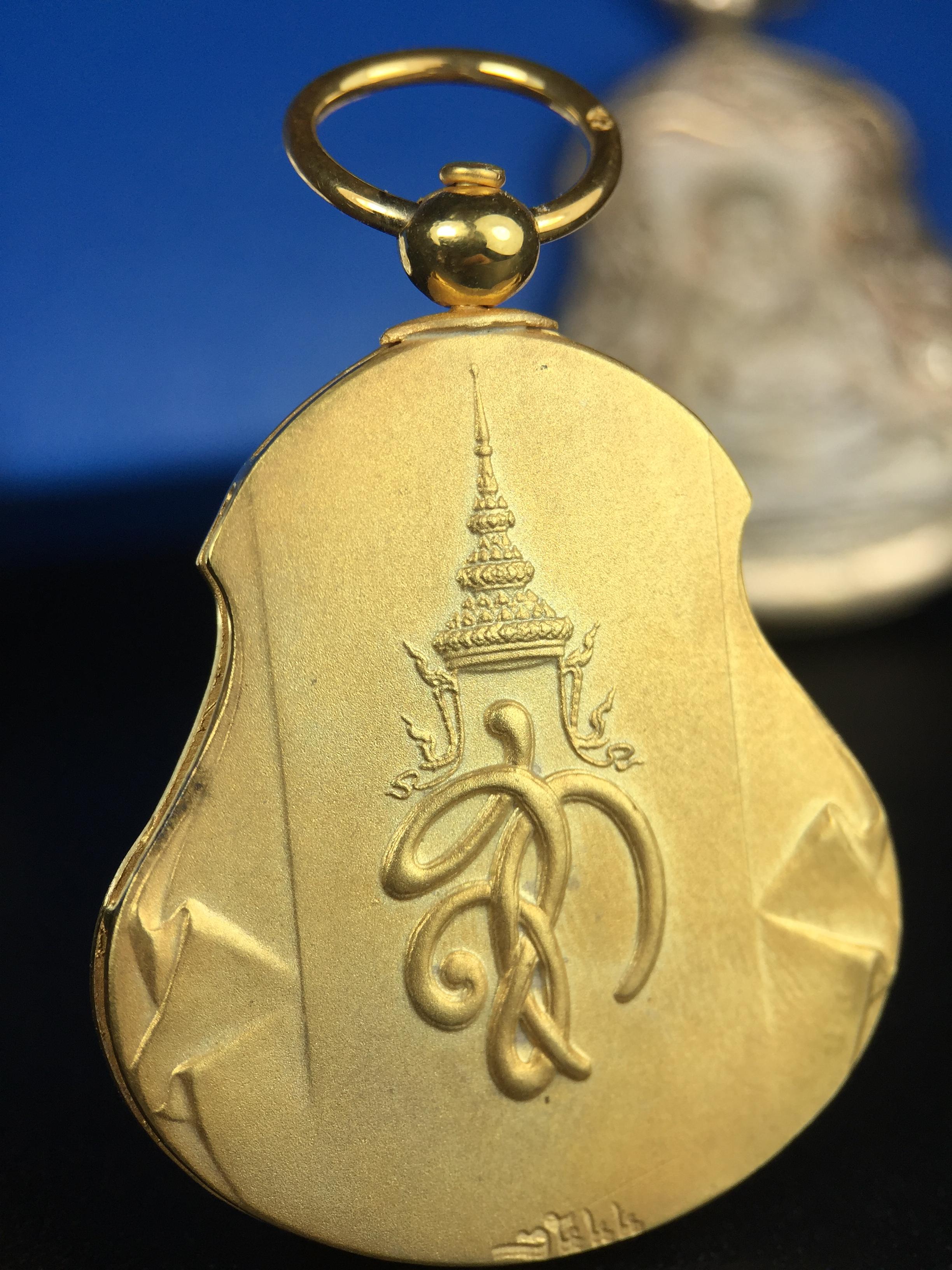 เหรียญหลวงปู่ทวด พระนามาภิไธย สก. แบบงานฉลุโบราณ(HAND MADE) ปี 2544 ชุดทองคำ(เนื้อทองคำ(15.16 กรัม)+เนื้อเงิน+เนื้อบรอนซ์)พิธีปลุกเสก ณ อุโบสถวัดช้างให้ และ พิธีมังคลาภิเษก ณ พระอุโบสถ วัดพระศรีรัตนศาสดาราม(วัดพระแก้ว) (1 ใน 500 ชุด)พบเจอน้อยหายากมาก
