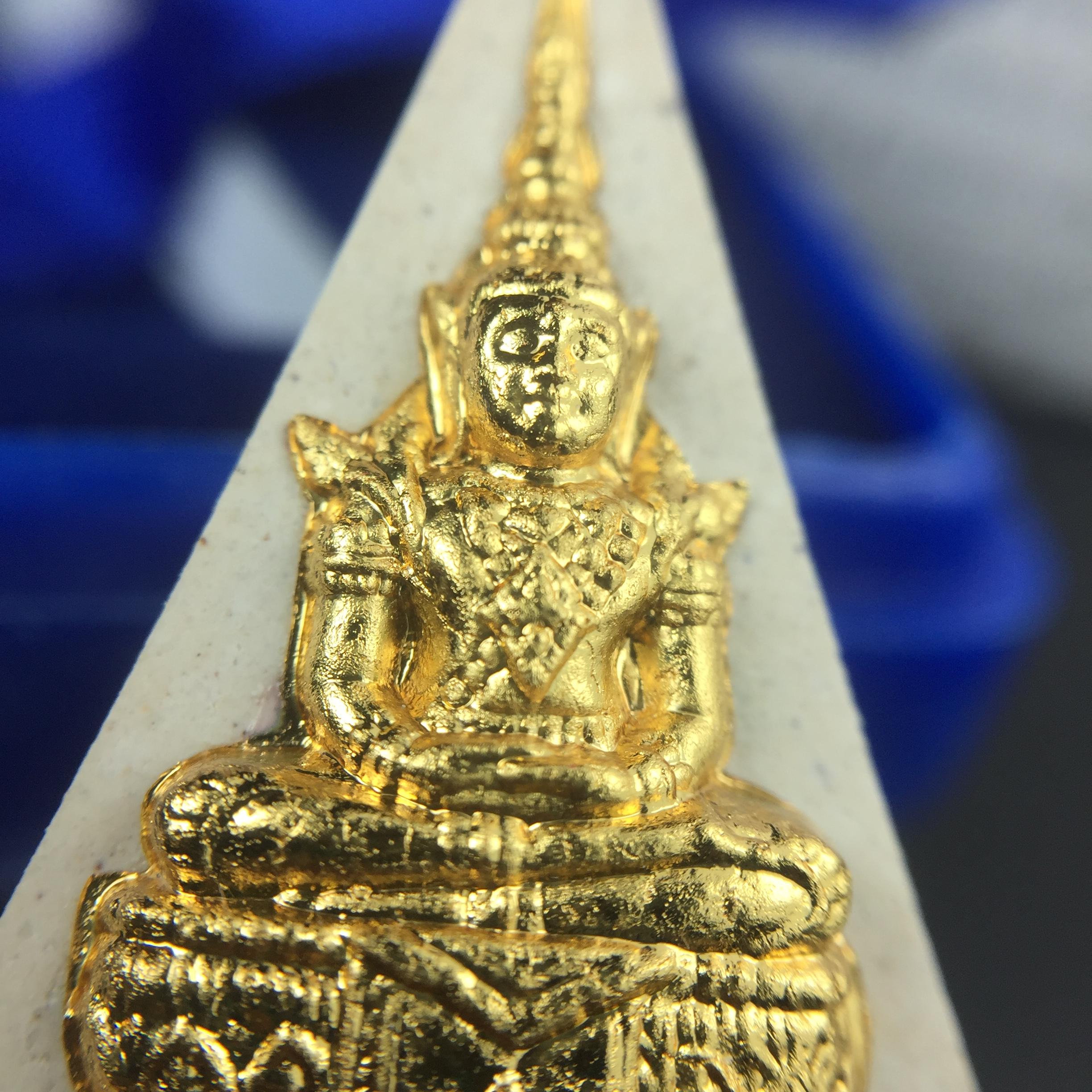 พระแก้วมรกต(จำลอง)ทรงเครื่องฤดูร้อน พระผงบูชา ด้านหน้าปิดทอง ด้านหลังตราฉลองสิริราชสมบัติครบ 60ปี เนื้อเงินขึ้นสีรุ้งธรรมชาติสร้างสรรค์งดงาม(รุ่นนี้ได้พระราชทานเส้นพระเจ้า(เส้นผม)รัชกาลที่9ในการจัดสร้าง)***องค์นี้พิเศษมองเห็นเส้นผมติดอยู่ด้านหลังชัดเจน***