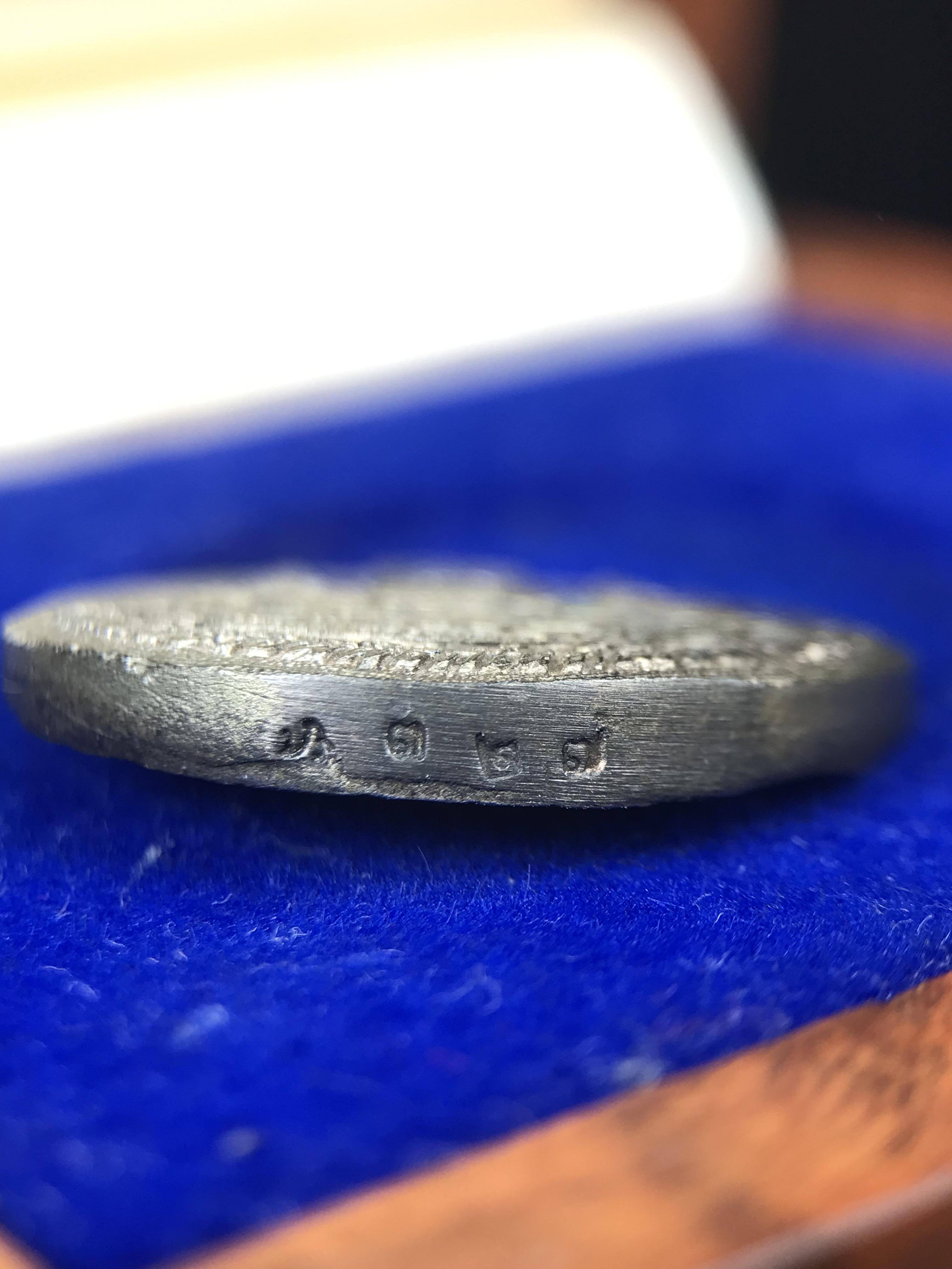 เหรียญรูปเหมือนพระญาณวิทยาคมเถร (หลวงพ่อคูณ ปริสุทโธ)ชุดกาญจนาภิเษกครองราชย์ครบ 50 ปี วัดบวรนิเวศวิหาร ปี 2538 เหรียญหล่อเนื้อนวโลหะ(พิเศษกรรมการมีรอยจาร ตอกโค๊ดหมายเลข ๓๒๗)(หายากพบเจอน้อยมาก)(พร้อมกล่องบรรจุเดิมลายไม้สีน้ำตาลมีตรากาญจนา) พิธีใหญ่