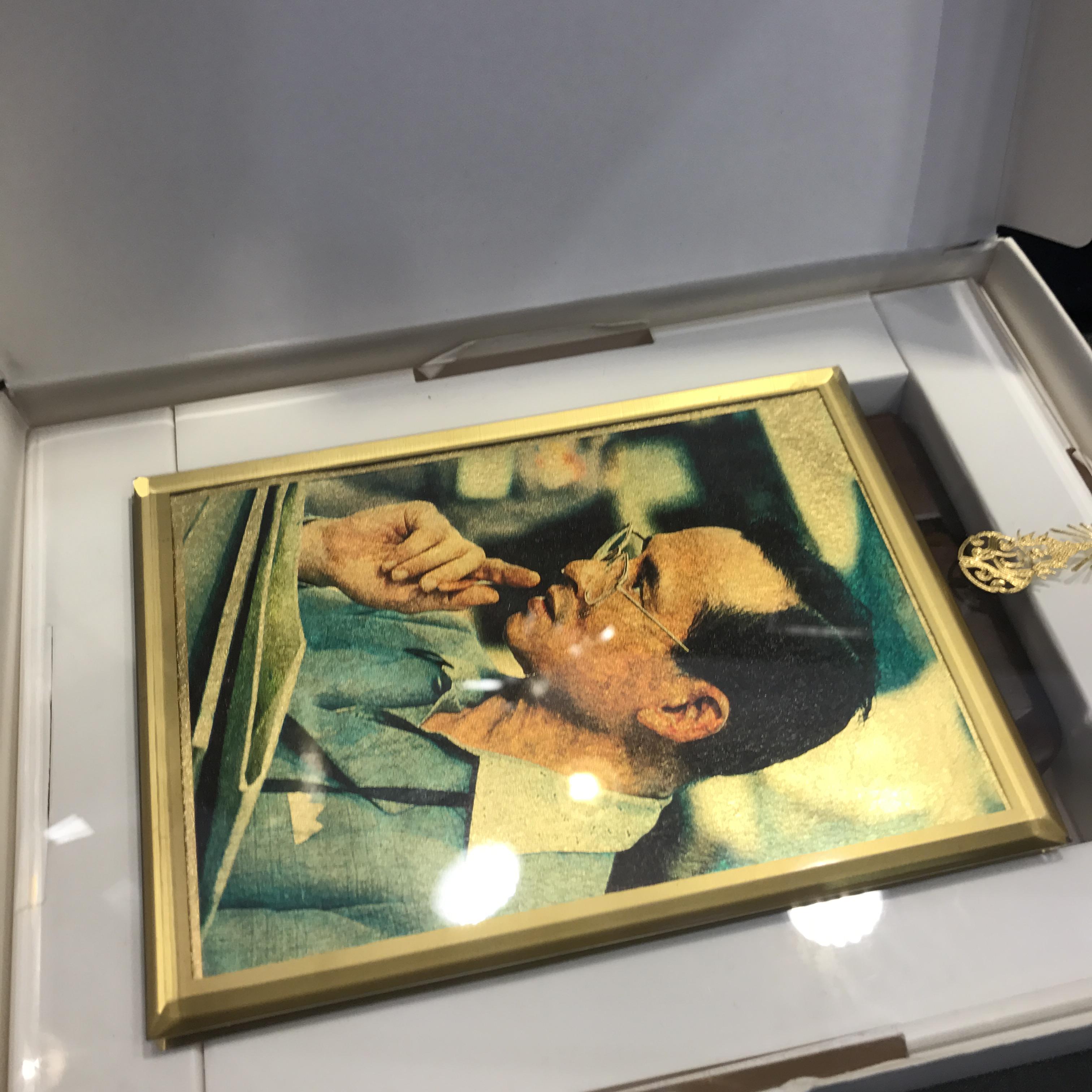 พระบรมฉายาลักษณ์ทองคำในหลวงรัชกาลที่9 ฉลองสิริราชสมบัติครบรอบ50ปี พ.ศ.2539(สภาพสวยสมบูรณ์)