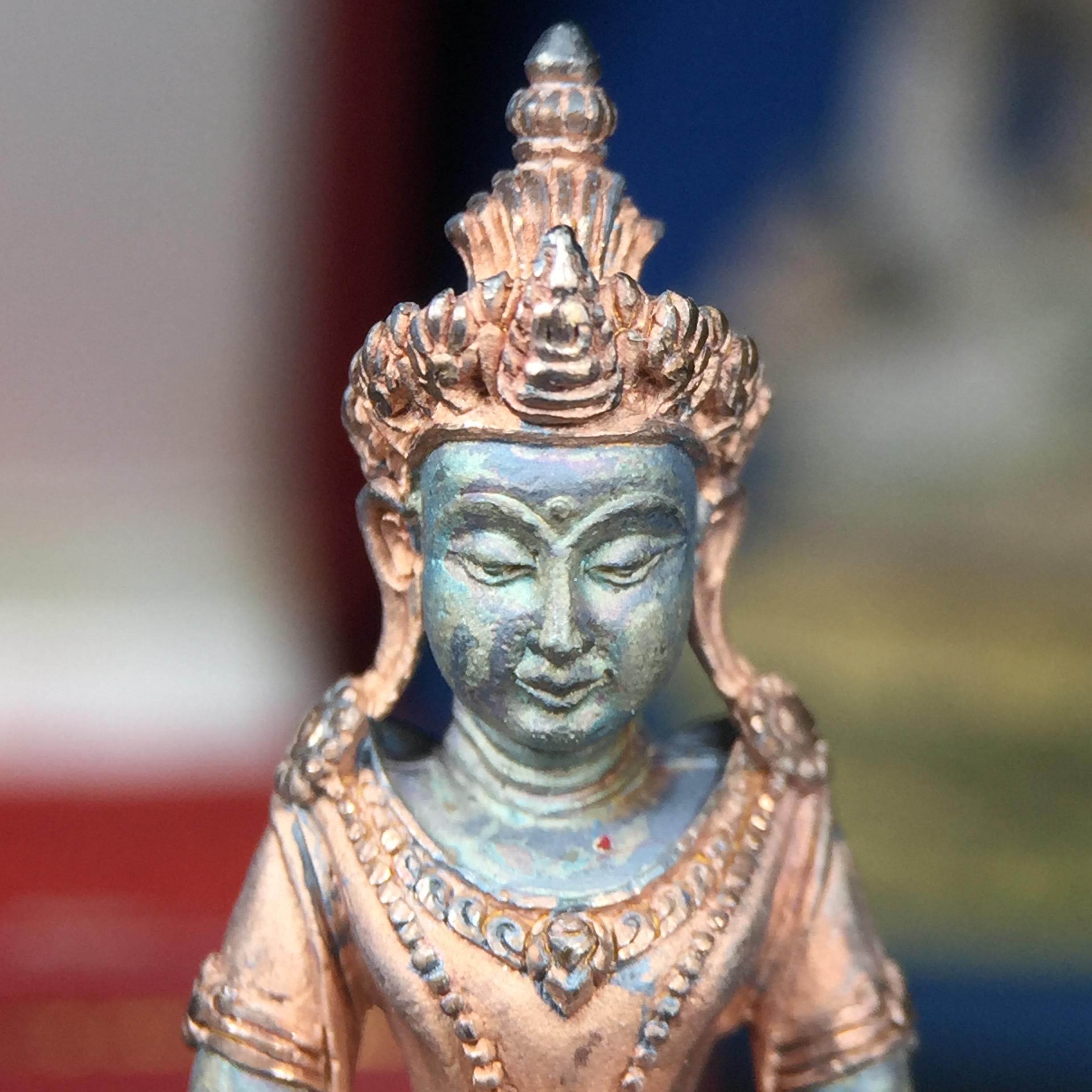 พระกริ่งอวโลกิเตศวร ( เจ้าแม่กวนอิม ) วัดโพธิ์แมนคุณาราม รุ่นอุดมโภคทรัพย์ พ.ศ.2539 เนื้อเงิน 3 กษัตริย์ พ่นทราย(ผิวเดิม ขึ้นสีรุ้งธรรมชาติ แบบนิยม เสน่ห์ของพระเนื้อเงิน) (พร้อมกล่องบรรจุการ์ดใบรับรองเดิมครบ) (อีกหนึ่งรุ่นยอดนิยม พุทธศิลป์สวยงดงาม)