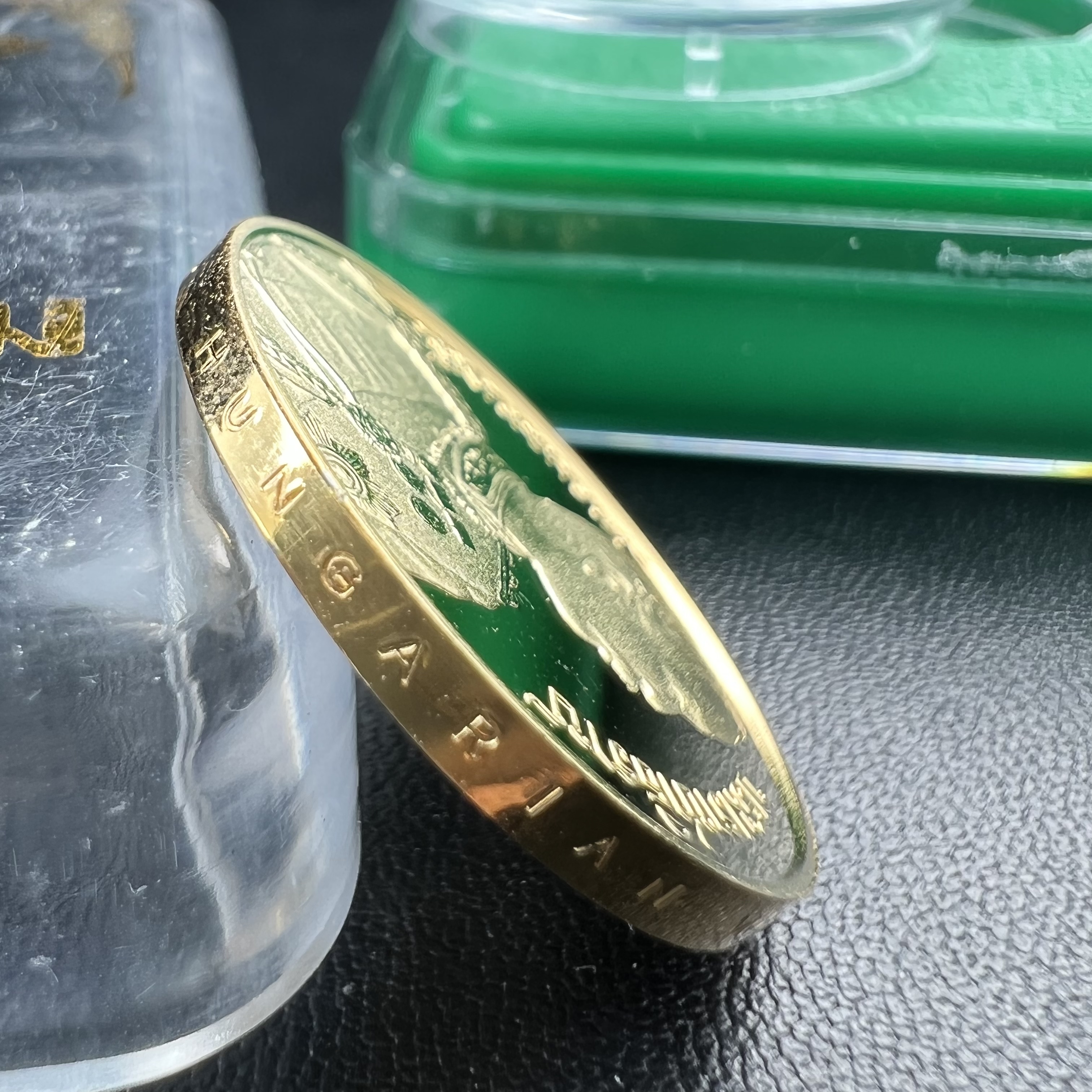 เหรียญเสด็จพ่อ ร.5 พระปิยมหาราช รุ่นบูรณะโบสถ์ พิธีมหาพุทธาภิเษก ณ พระวิหารวัดระฆังโฆสิตาราม ปี2538 เนื้อทองแดงบริสุทธิ์ชุบทองไมครอนขัดเงาสามมิติขนาด2.5 ซม.(พิมพ์เล็ก)ผลิตโดยโรงกษาปณ์ ประเทศ ฮังการี ( HUNGARIAN MINT)สภาพสวยดุจทองคำ ผิวกระจก บล็อกนอกสวยงาม