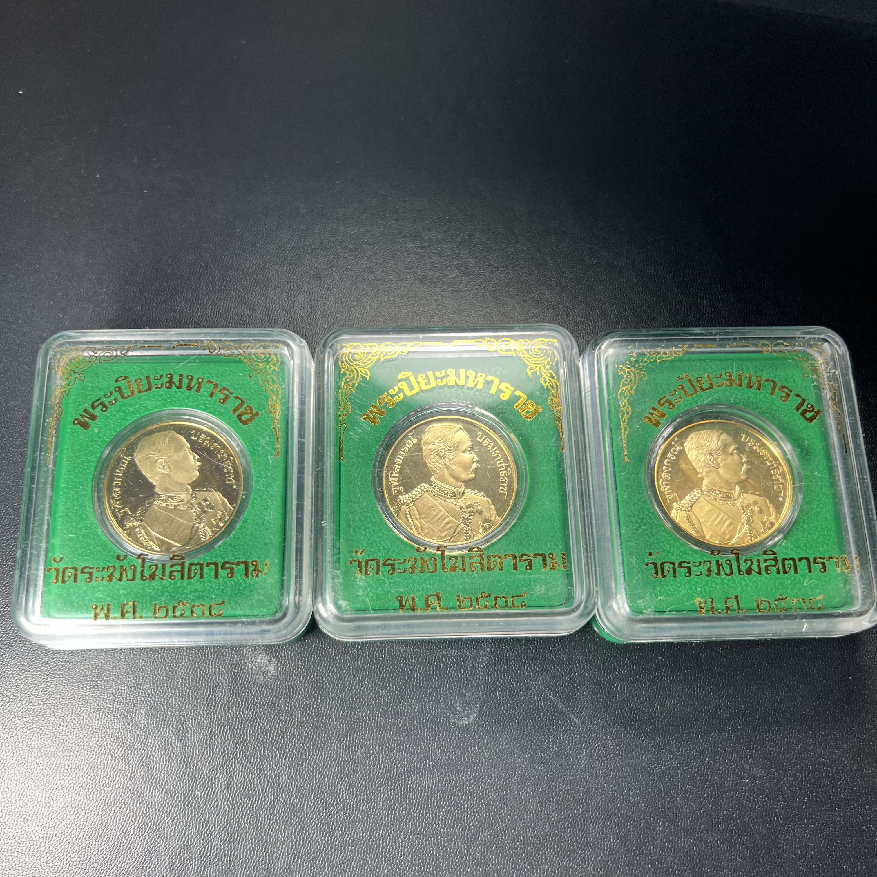 เหรียญเสด็จพ่อ ร.5 พระปิยมหาราช รุ่นบูรณะโบสถ์ พิธีมหาพุทธาภิเษก ณ พระวิหารวัดระฆังโฆสิตาราม ปี2538 เนื้อทองแดงบริสุทธิ์ชุบทองไมครอนขัดเงาสามมิติ ขนาด 3 ซม.(พิมพ์ใหญ่)ผลิตโดยโรงกษาปณ์ ประเทศ ฮังการี ( HUNGARIAN MINT)สภาพสวยดุจทองคำ ผิวกระจก บล็อกนอกสวยงาม