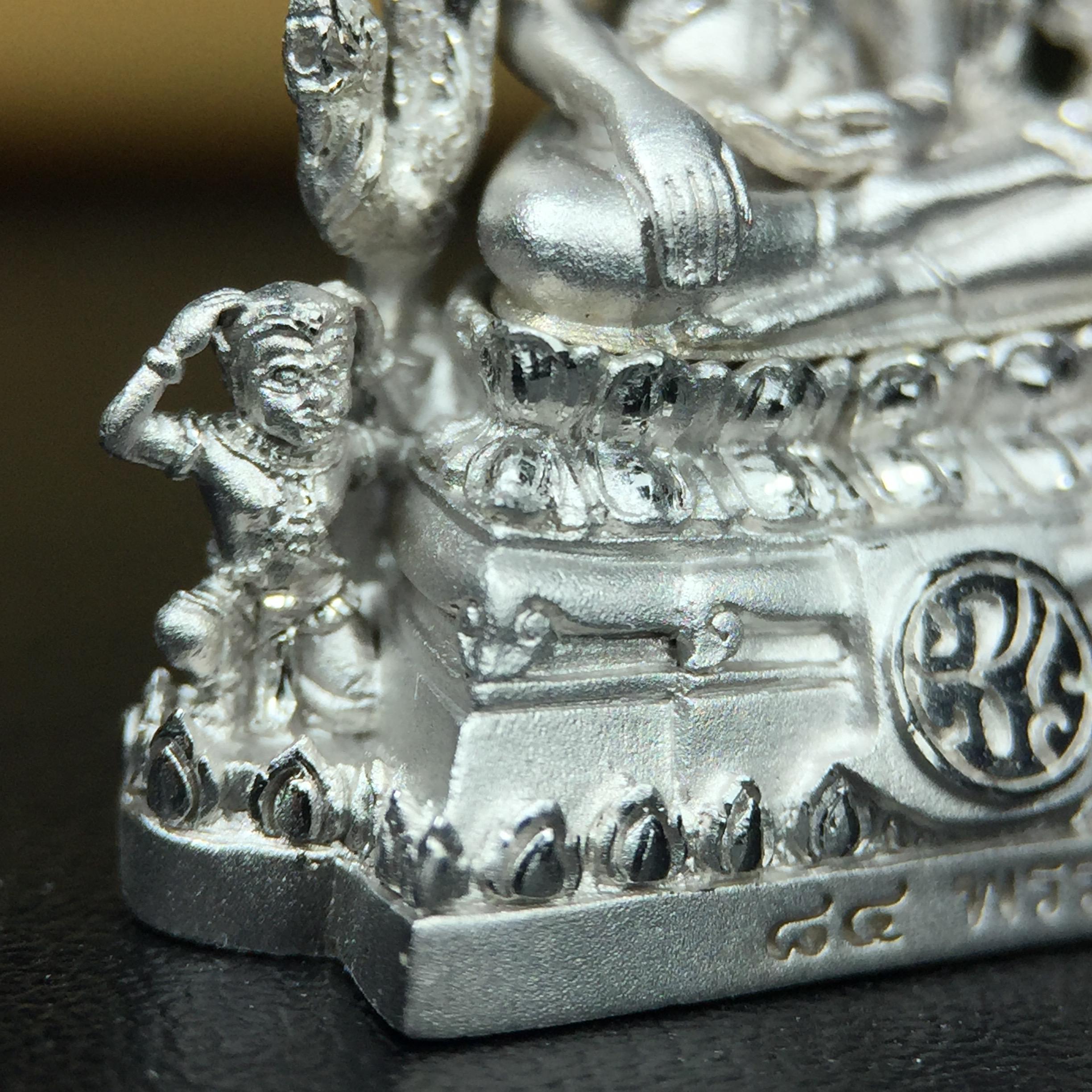 พระพุทธชินราช(จำลอง) ภปร. 84 พรรษา ปี 2554 เนื้อเงินชุบทองคำขาว พิมพ์กลางขนาดหน้าตัก 1/2 นิ้ว(พระราชทานมวลสาร จิตรลดาและเส้นพระเจ้า(เส้นผม)รัชกาลที่9)พุทธศิลป์ทรงคุณค่าอีกหนึ่งรุ่นยอดนิยม(องค์หมายเลขสวย เลขคู่ 1155)