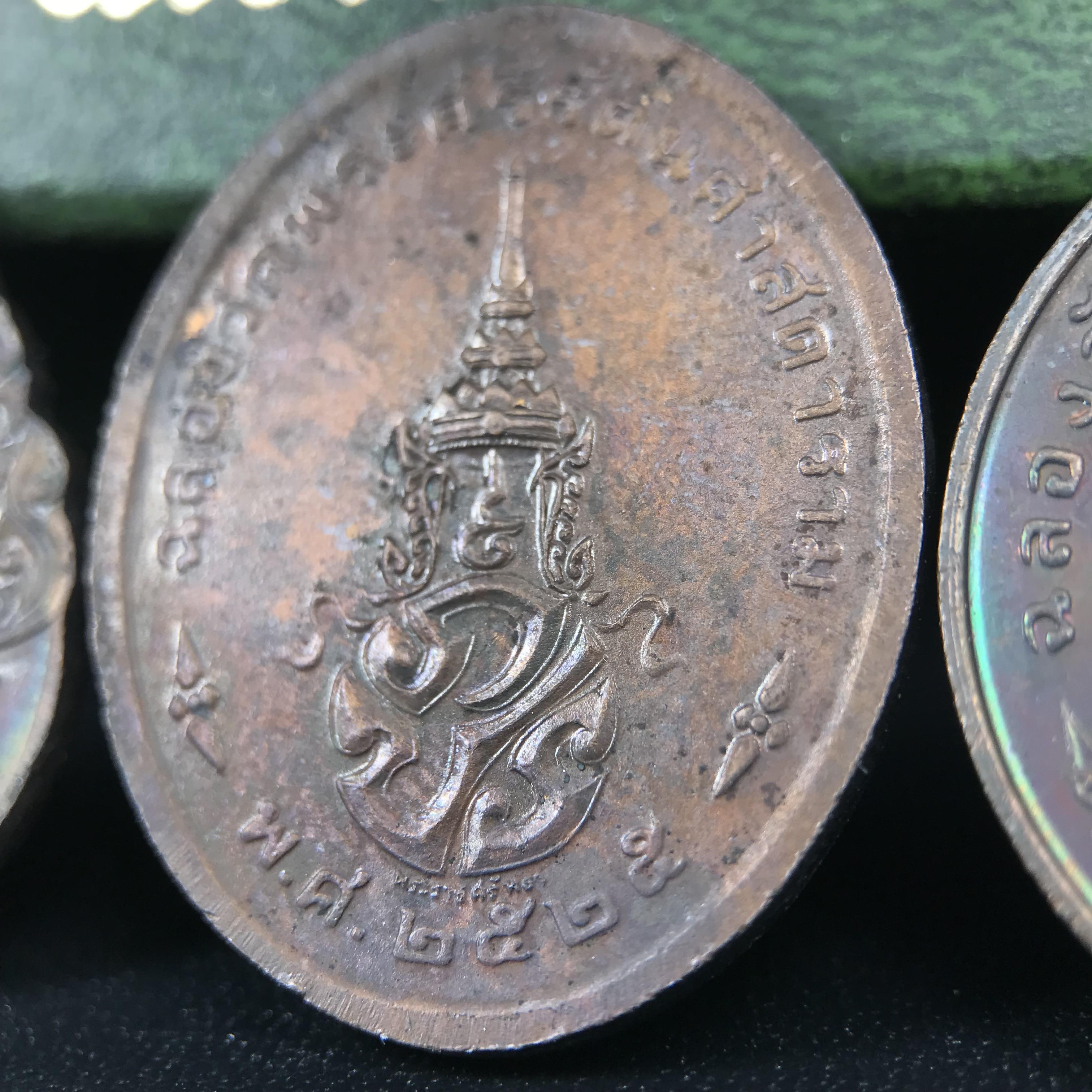 เหรียญพระแก้วมรกตหลัง ภปร. ฉลองกรุงรัตนโกสินทร์ครบ 200 ปี พ.ศ.2525 เนื้อทองแดงกล่องบรรจุเดิมครบ3พิมพ์(บล็อกพระราชศรัธา)(ในหลวงรัชกาลที่9 เสด็จในพิธี)พระคู่บ้านคู่เมือง...พระดี...พิธีใหญ่