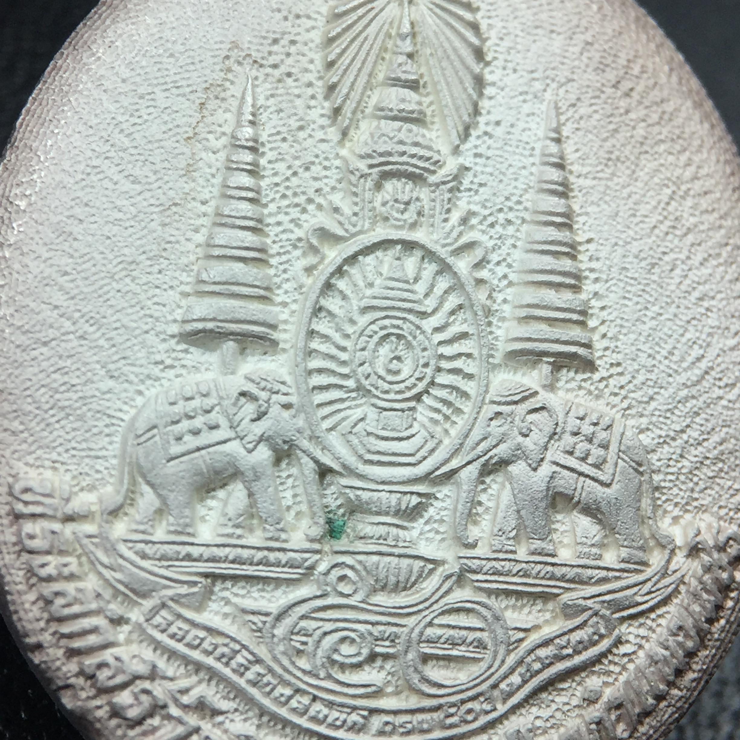 เหรียญรูปเหมือนพระญาณวิทยาคมเถร (หลวงพ่อคูณ ปริสุทโธ)ชุดกาญจนาภิเษกครองราชย์ครบ 50 ปี เนื้อเงิน วัดบวรนิเวศวิหาร ปี พ.ศ. 2538(จัดสร้างได้เหมือนหลวงพ่อคูณมาก มีรายละเอียดและความคมชัดสูง ลูกศิษย์ท่านไม่ควรพลาด วิจิตรศิลป์และพุทธศิลป์งดงาม)พิธีใหญ่