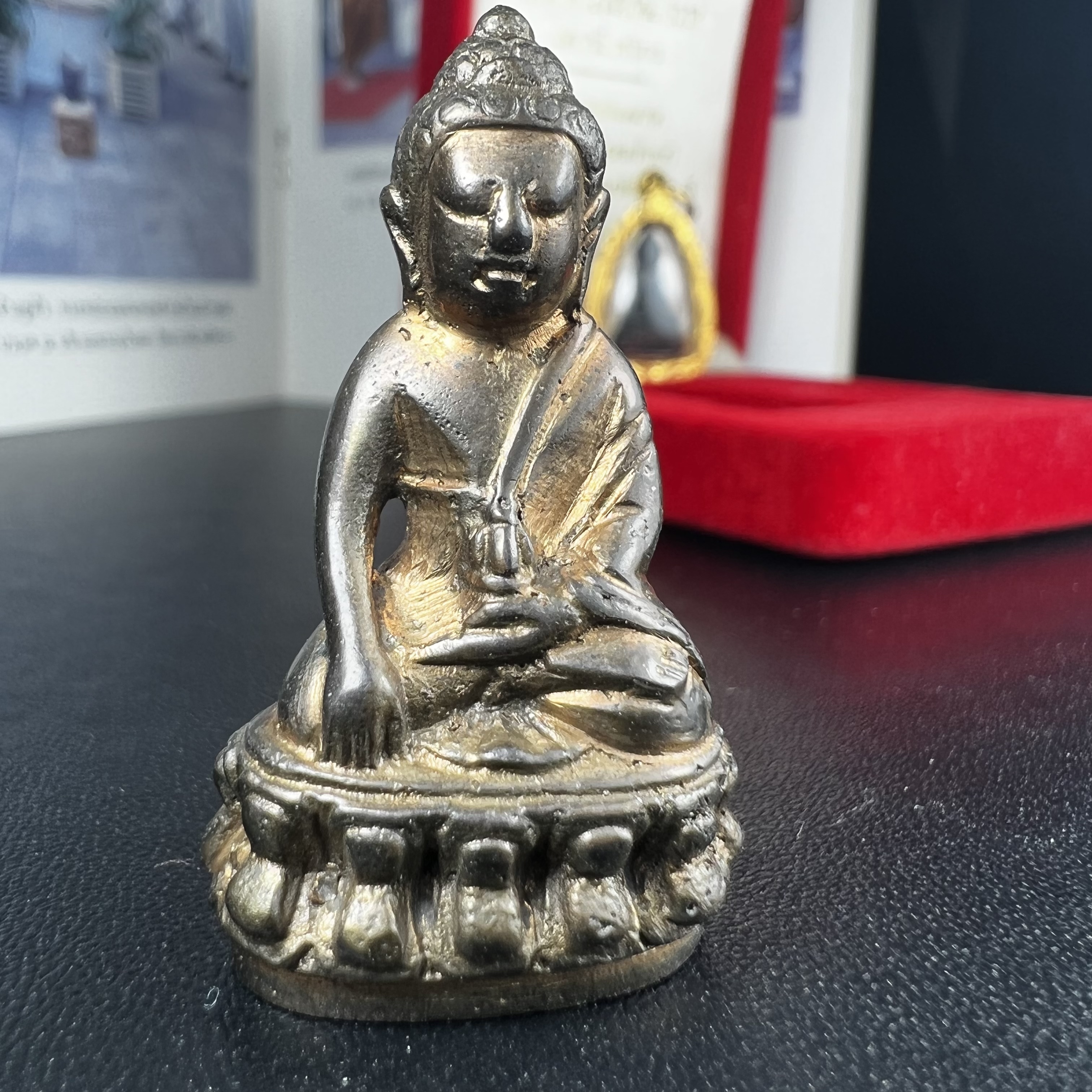 พระกริ่ง-พระชัยวัฒน์ ปวเรศ ปี2530 วัดบวรนิเวศราชวรวิหาร(องค์พระชัยวัฒน์เลี่ยมกรอบทองคำแท้)(ในหลวง ร.9 เสด็จเททอง)(บรรจุเส้นเกศาในหลวงรัชกาลที่9)พร้อมสูจิบัตรเดิมตอนจัดสร้าง(สภาพสวยครบสมบูรณ์) (องค์หน้าใหญ่)(องค์ทองทบ)แบบพิมพ์นิยมหายาก