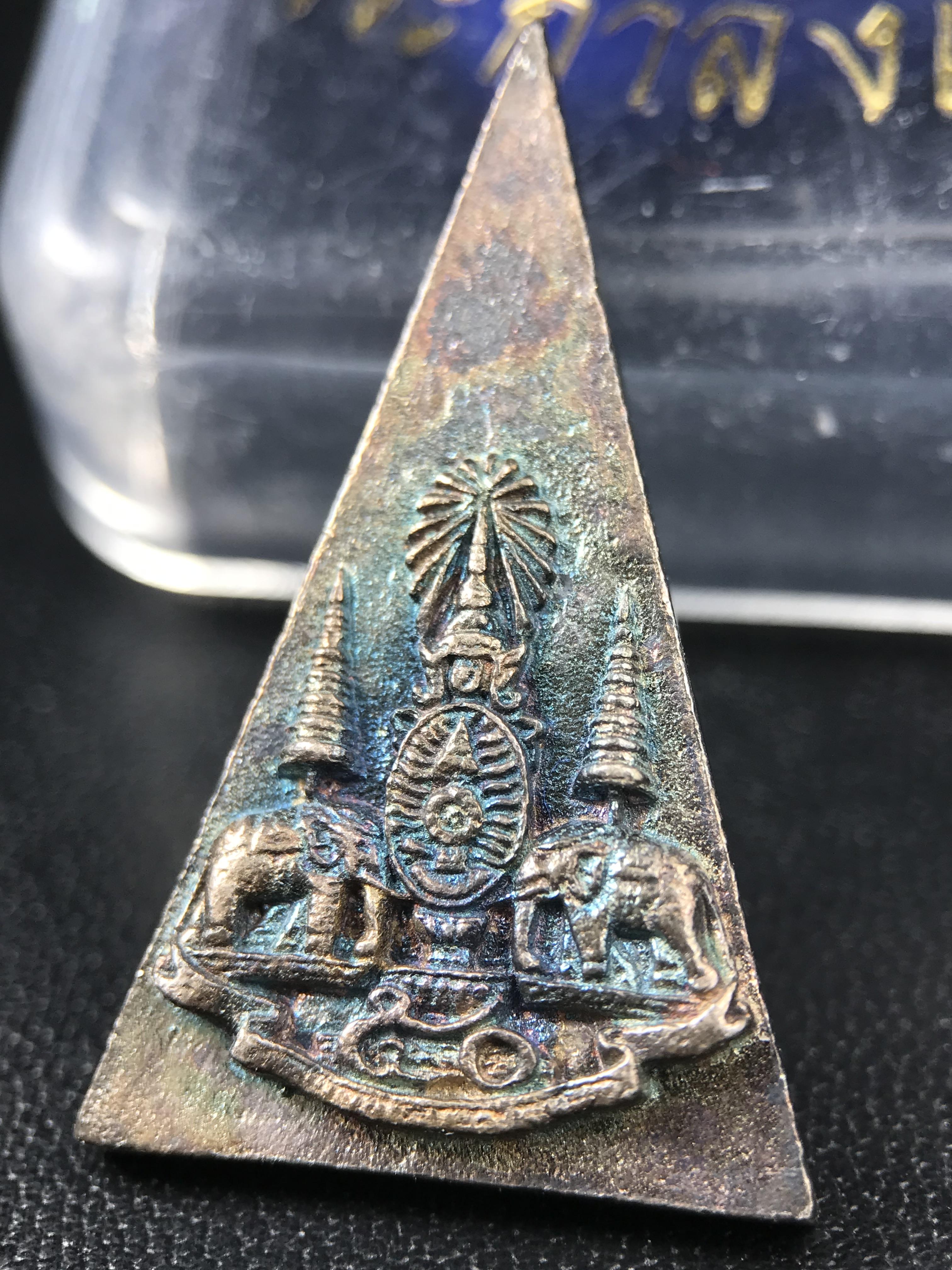 พระกำลังแผ่นดิน (สมเด็จจิตรลดา2) จัดสร้างเฉลิมพระเกียรติในหลวงรัชกาลที่ 9 ครองราชย์ 50 ปี 2539 เนื้อเงิน(ผิวเดิม รุ้งๆสวย(สร้างน้อยหายาก) (1ใน 2539 องค์)พร้อมกล่องบรรจุเดิมพระดี พิธีใหญ่ อีกหนึ่งรุ่นที่แนะนำ ***เนื้อเงินผิวแบบนี้หายากพบเจอน้อย***