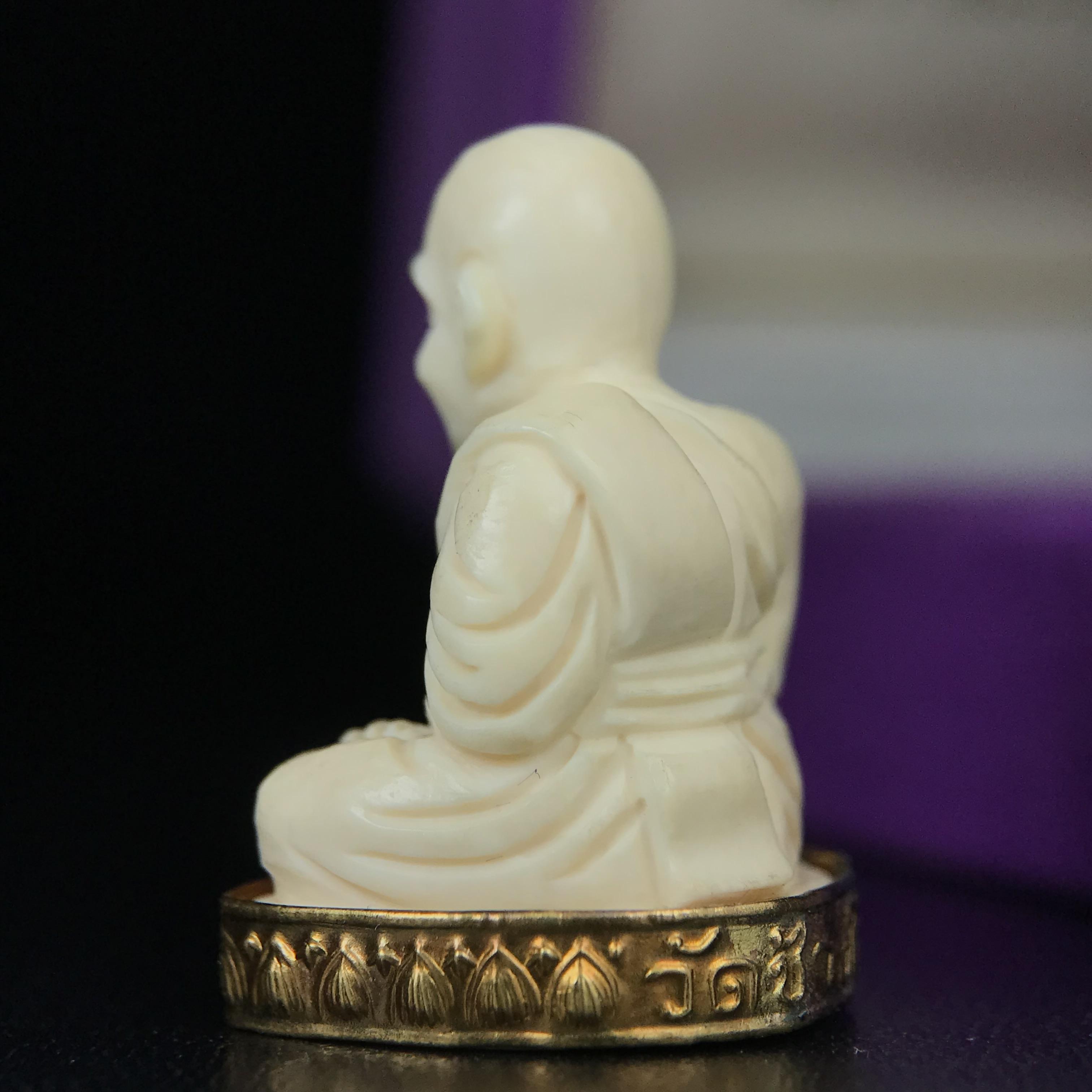 สมเด็จหลวงพ่อทวด รุ่นคชสารหมื่นปี (ศิลปาชีพ) วัดช้างให้ ปี 2541โดยมีท่าน อ.นอง วัดทรายขาว เป็นเจ้าพิธี และมีเกจิร่วมปลุกเสก 108 รูป บรรจุผงว่านเก่าและดินกากยายักษ์(พิมพ์ลอยองค์ฐานทองคำโค๊ตทองคำ)พร้อมกล่องบรรจุครบ นิยมหายาก**ผิวสวยงานแกะพุทธศิลป์สวยงดงาม**