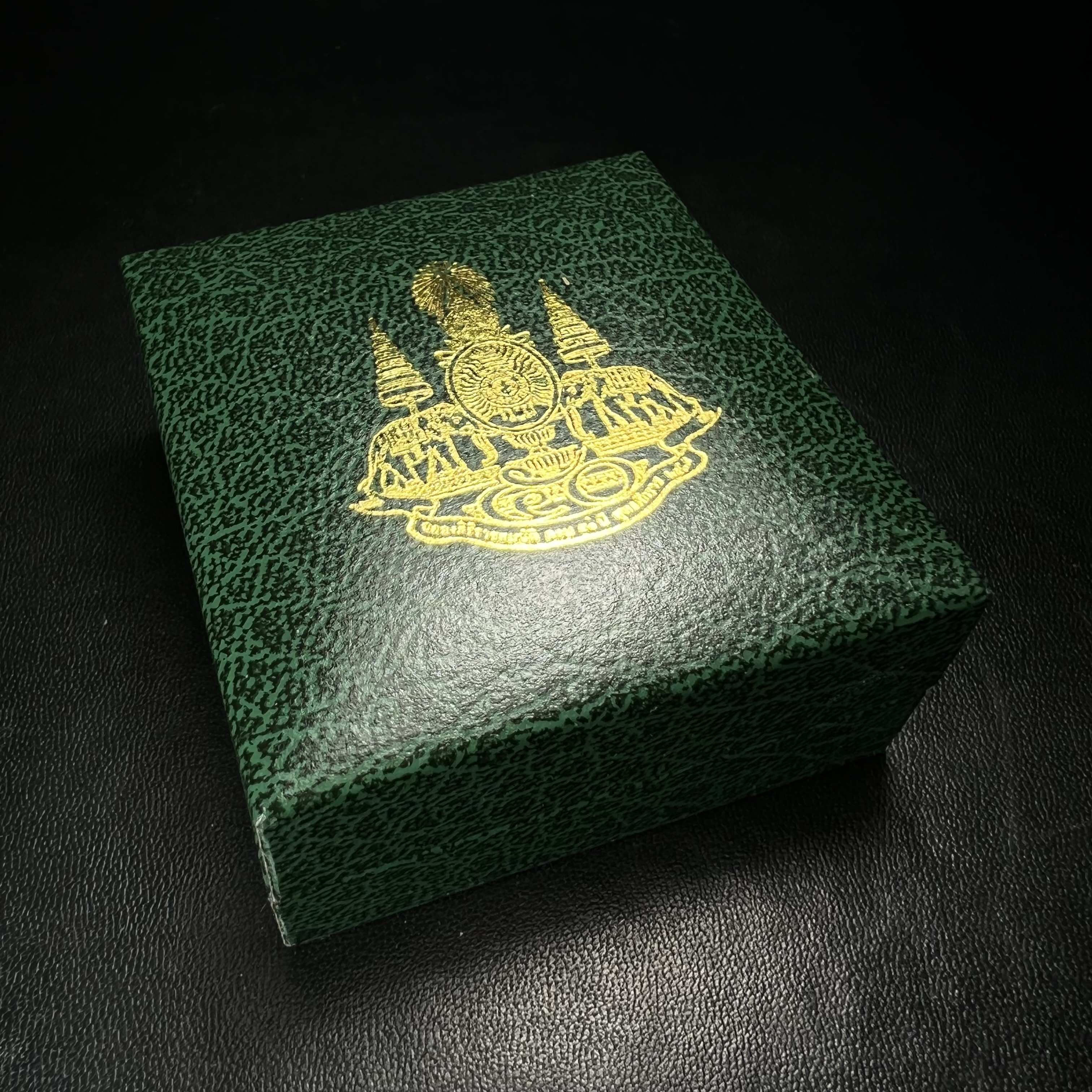 พระพุทธโสธร ภปร. รุ่นย้อนยุค สร้างพระอุโบสถ สมาคมชาวฉะเชิงเทรา จัดสร้าง ปี 2539 วโรกาสครองสิริราชสมบัติครบ 50 ปี เนื้อเงินทรายนวลขัดเงาบางส่วน พร้อมกล่องบรรจุและใบรับรองเดิม