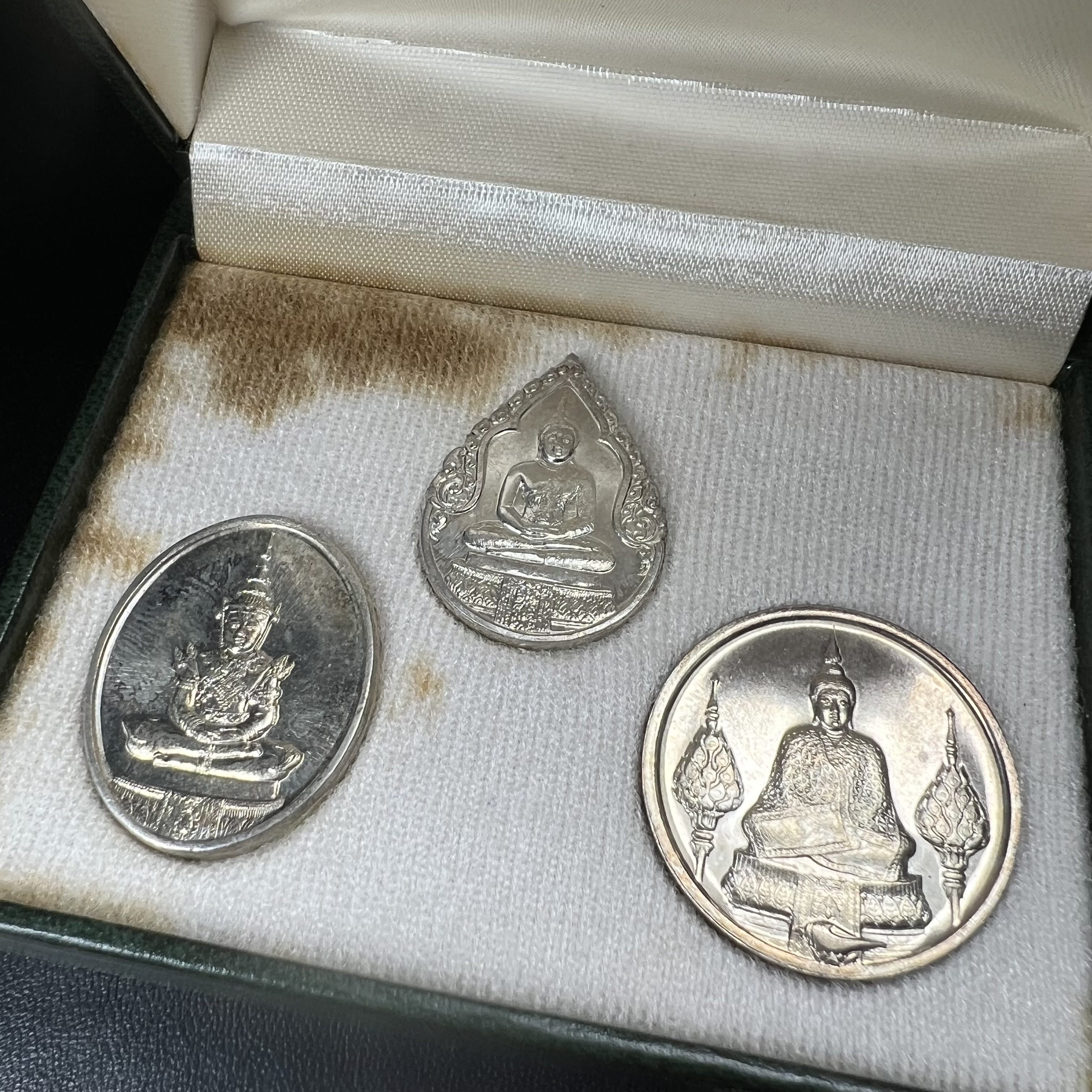 เหรียญพระแก้วมรกตหลัง ภปร. ฉลองกรุงรัตนโกสินทร์ครบ 200 ปี พ.ศ.2525 เนื้อเงินกล่องบรรจุเดิมครบ3พิมพ์(บล็อกพระราชศรัธา)(ในหลวงรัชกาลที่9 เสด็จในพิธี)พระคู่บ้านคู่เมือง...พระดี...พิธีใหญ่