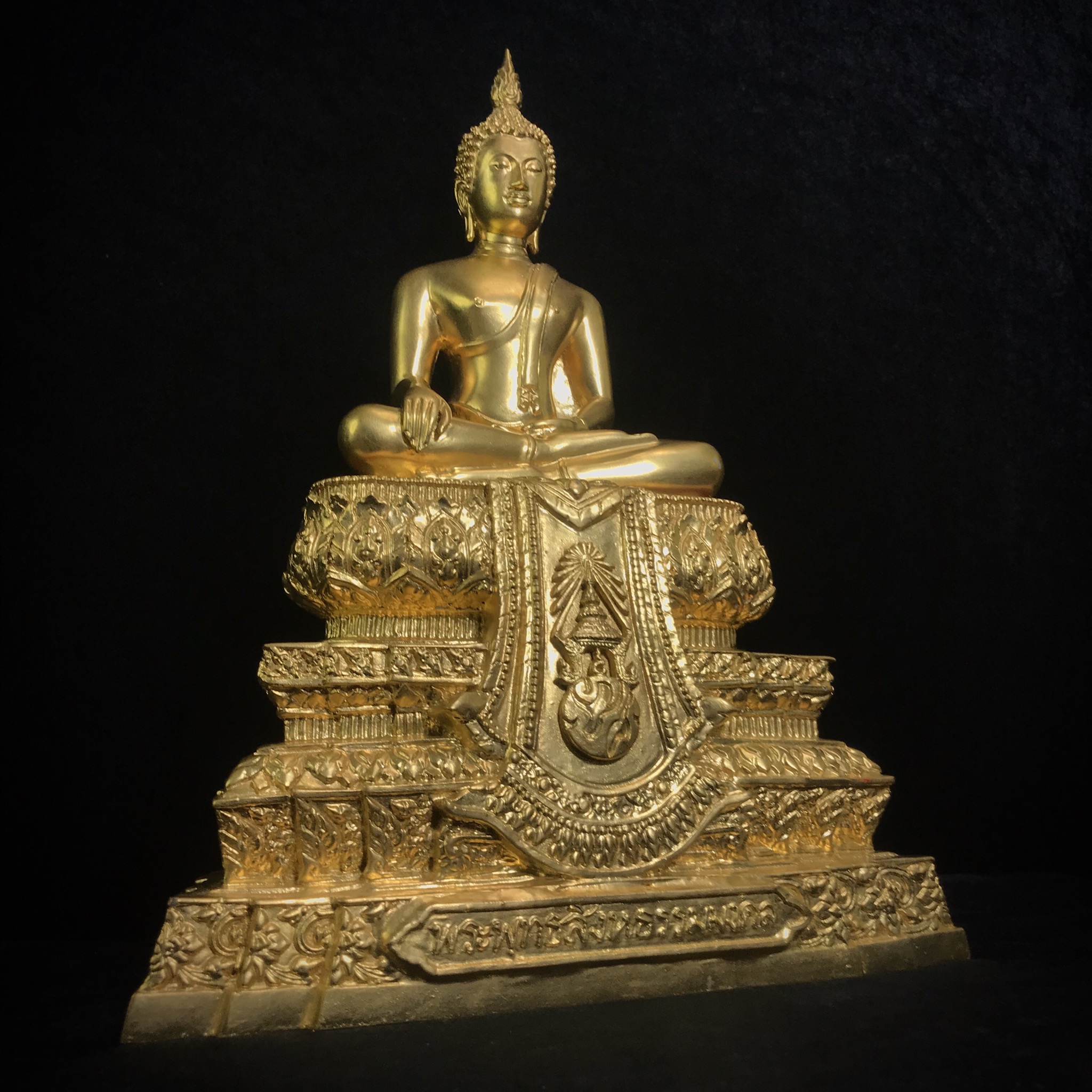 พระพุทธสิงหธรรมมงคล ภปร. รุ่นแรก พุทธสมาคมแห่งประเทศไทย ในพระบรมราชูปถัมภ์ จัดสร้าง ปี2547 เนื้อโลหะผสมปิดทอง หน้าตัก 5 นิ้ว(1 ใน 1999 องค์)