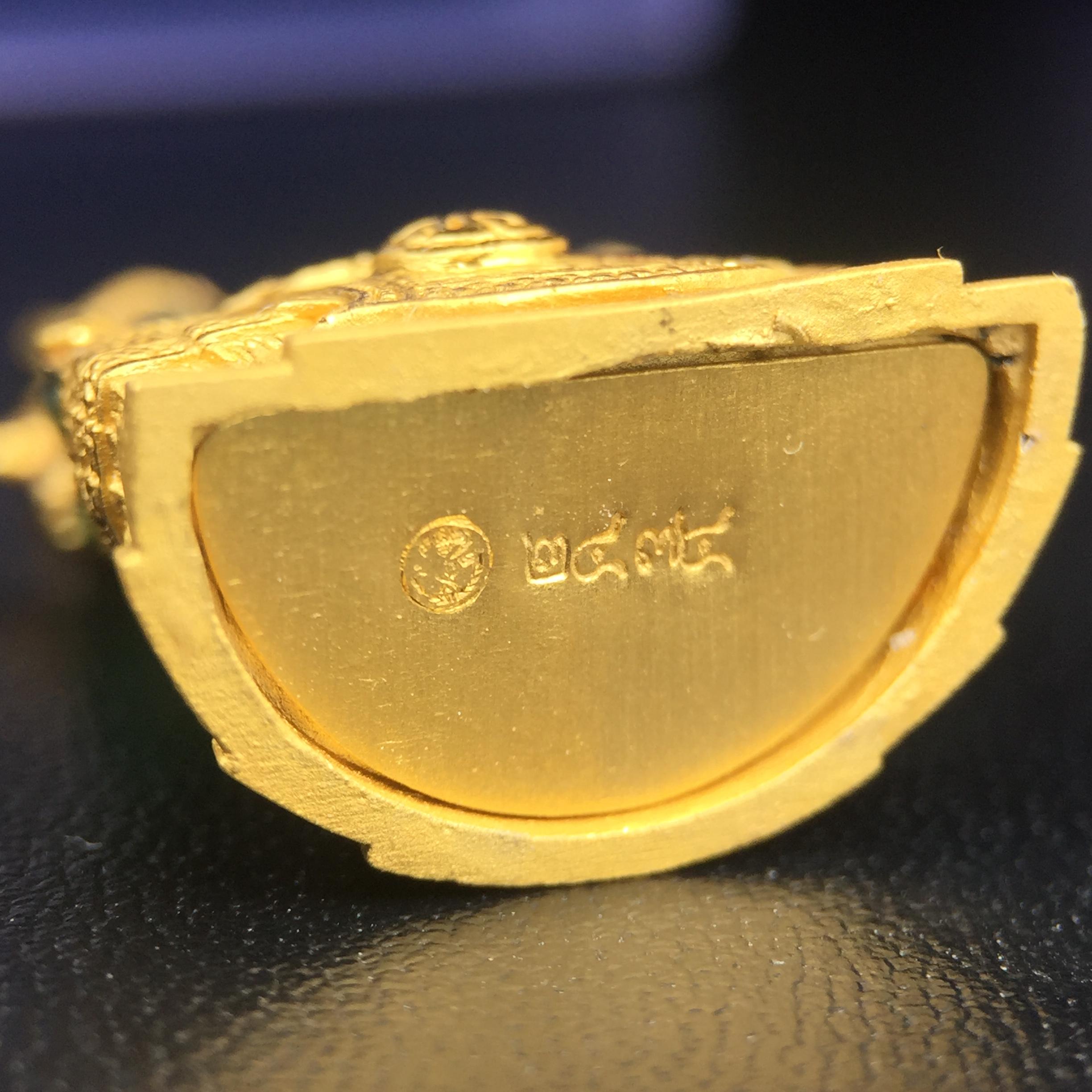 พระแก้วมรกต ภปร. จัดสร้างโดย รพ.ภูมิพลฯ ปี2547 ลอยองค์ขนาดหน้าตัก 1/2 นิ้ว เนื้อเรซิ่นหุ้มทองคำ99.99 งดงามทรงคุณค่าอีกหนึ่งรุ่นยอดนิยม หายาก