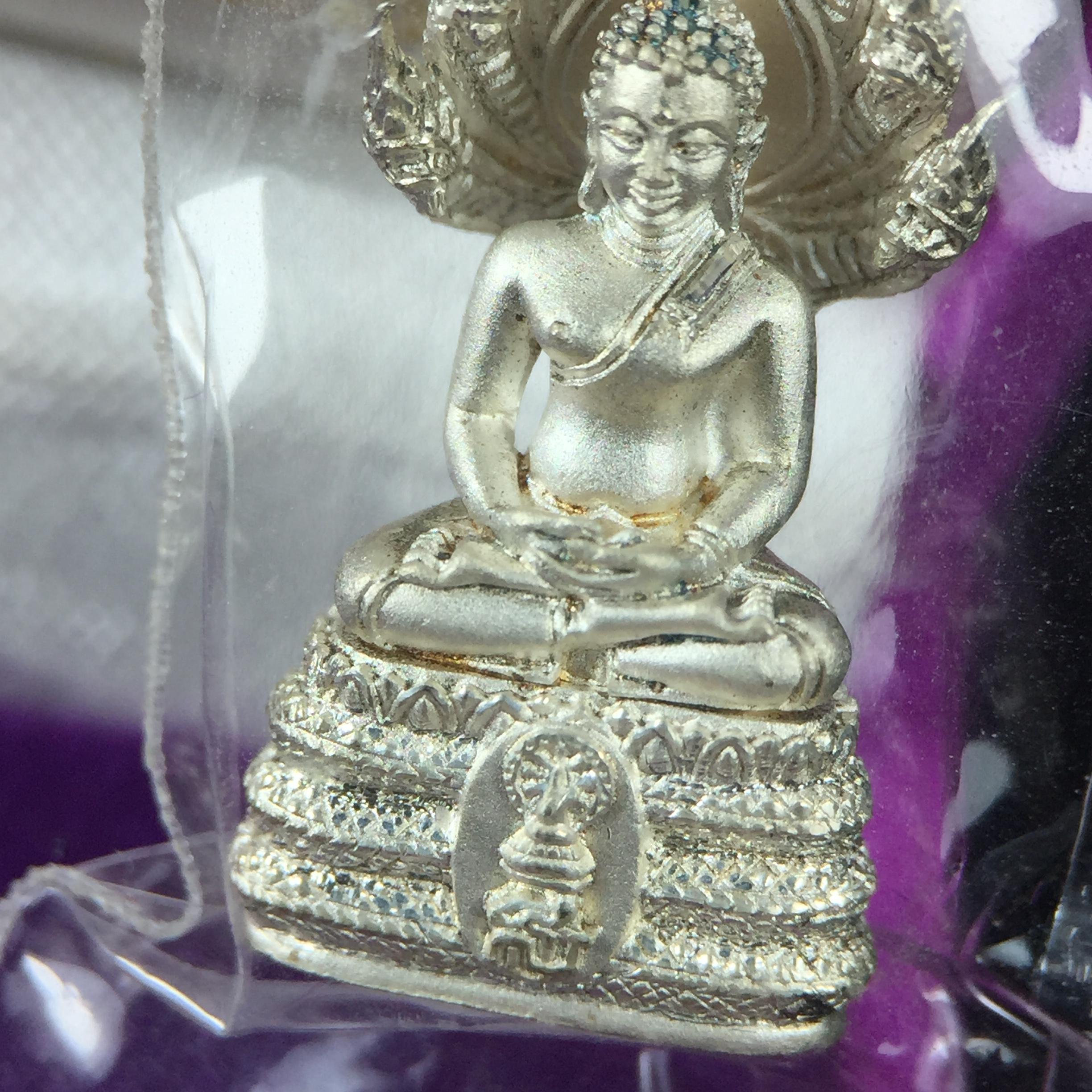 พระนาคปรก สธ. รุ่นสร้างพระอุโบสถเฉลิมพระเกียรติ 4 รอบ 84 พรรษา สมเด็จพระเทพรัตนราชสุดาฯ วัดบวรนิเวศวิหาร ปี 2543 พิมพ์เล็ก เนื้อเงินบริสุทธิ์ แบบพ่นทรายขัดเงาบางส่วน(สภาพ สวย ซีนซองกล่องบรรจุเดิมครบ)พิธีใหญ่ พุทธศิลป์งดงาม หายาก (1 ใน 2999 องค์)