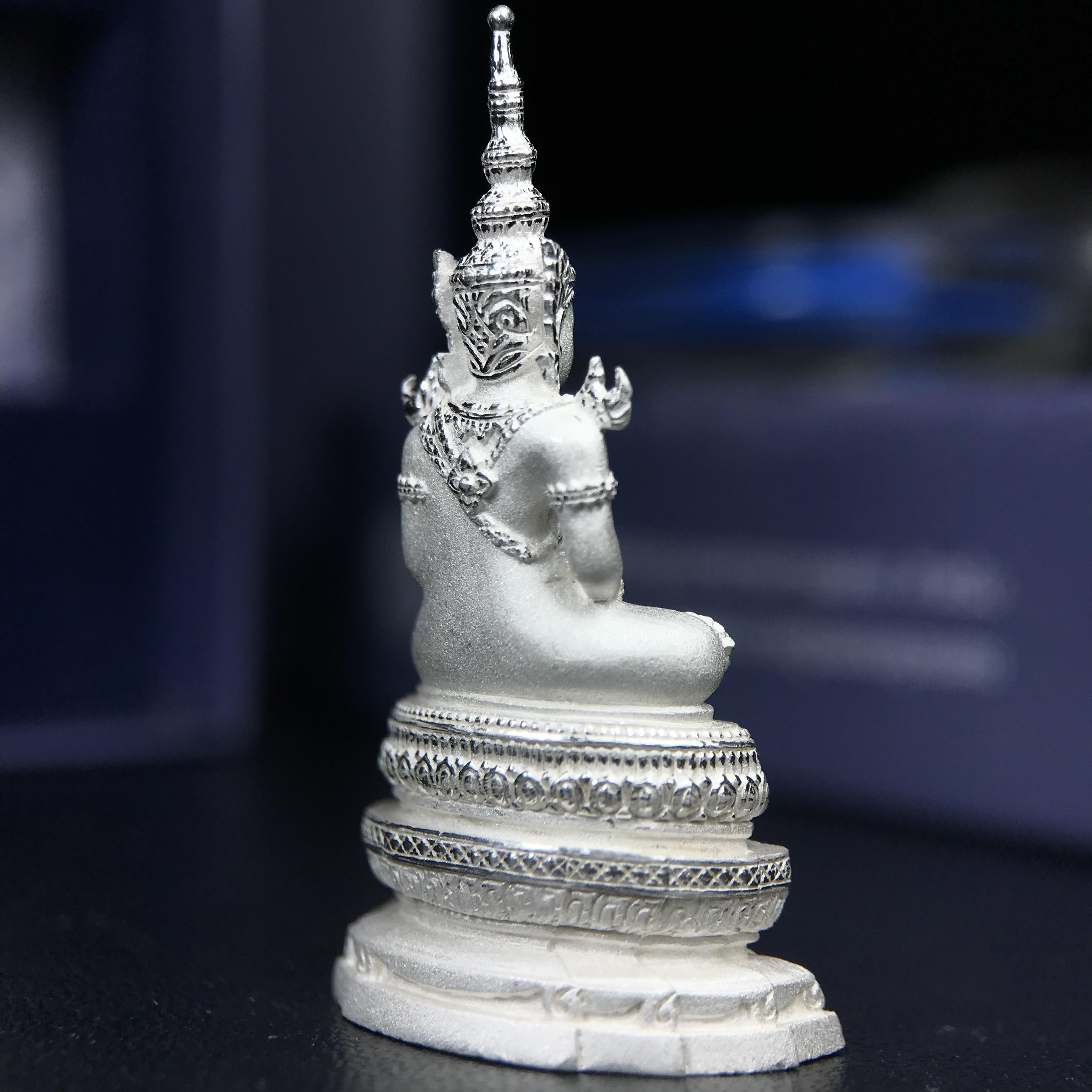 พระแก้วมรกต ภปร. ปี 2547 จัดสร้างโดยโรงพยาบาลภูมิพลอดุลยเดช เนื้อเงิน ลอยองค์ หน้าตัก 1/2 นิ้ว พิธีมหามังคาภิเษก ณ พระอุโบสถวัดพระศรีรัตนศาสดาราม(วัดพระแก้ว) งดงามทรงคุณค่าอีกหนึ่งรุ่นยอดนิยม หายาก(หมายเลขต้นๆหลักร้อย ๗๙๓)(1ใน3000องค์)