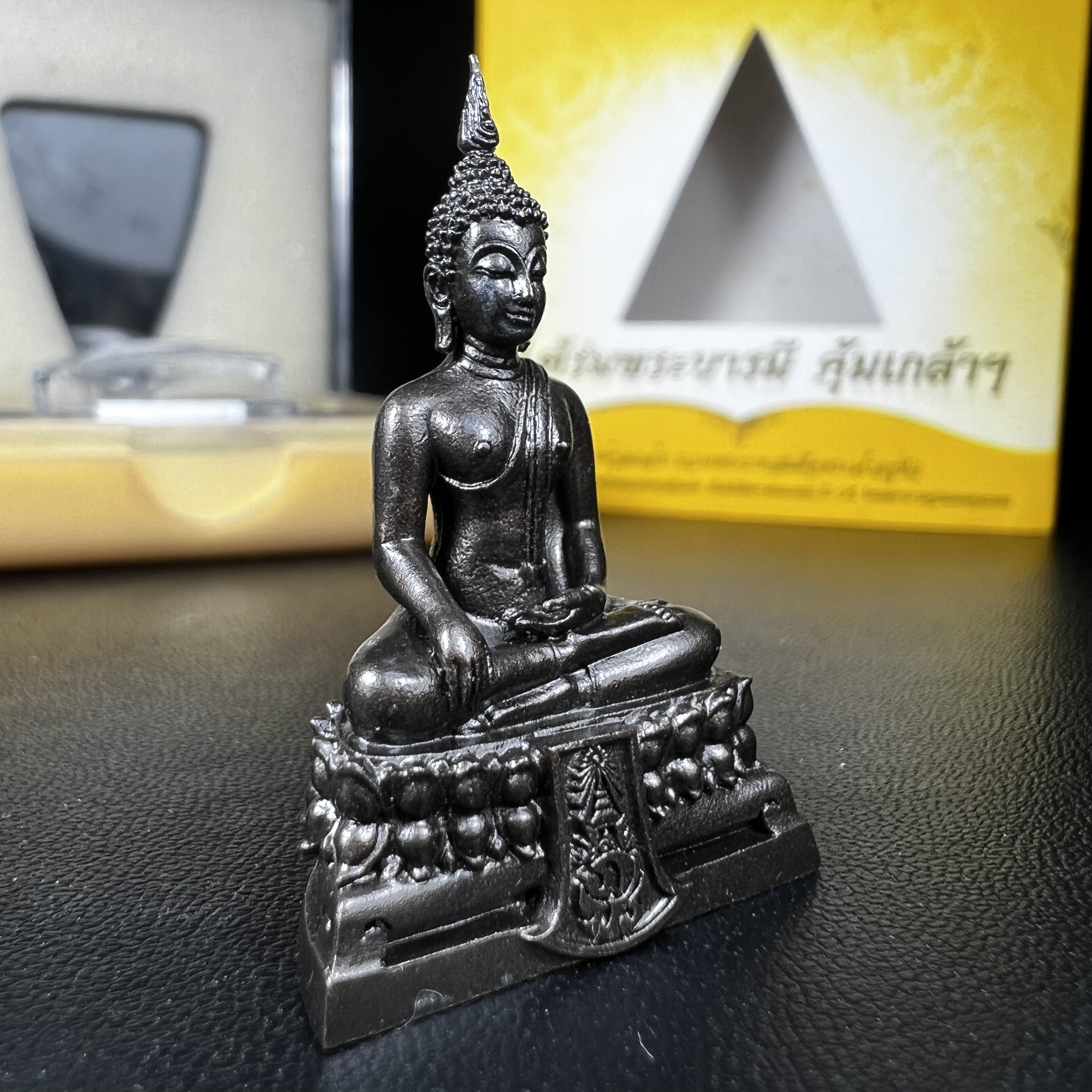 พระพุทธรูปคุ้มเกล้าฯ ภปร.(ใต้ร่มพระบารมี คุ้มเกล้า) 60ปี รพ.ภูมิพลฯ พ.ศ.2552 เนื้อนวโลหะ รมดำ(พิมพ์ใหญ่ขนาด 35.5*24 มม.)