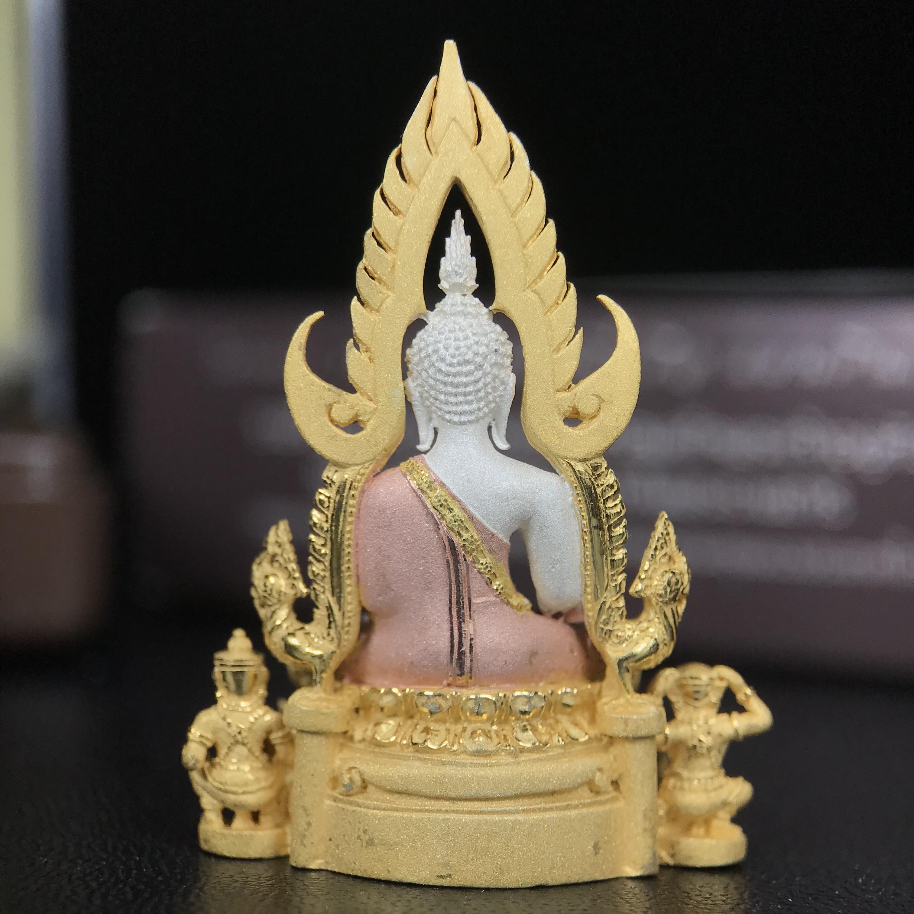 พระพุทธชินราช ภปร. โครงการ "เพราะแผ่นดินนี้ คือ แผ่นดินเกิด" ปี 2548(รุ่นแรก) ลอยองค์เนื้อเงินสามกษัตริย์ หน้าตัก 1/2 นิ้ว (ขนาด 3.5 x 2.5 ซม.) พุทธศิลป์งดงามทรงคุณค่า รุ่นยอดนิยม