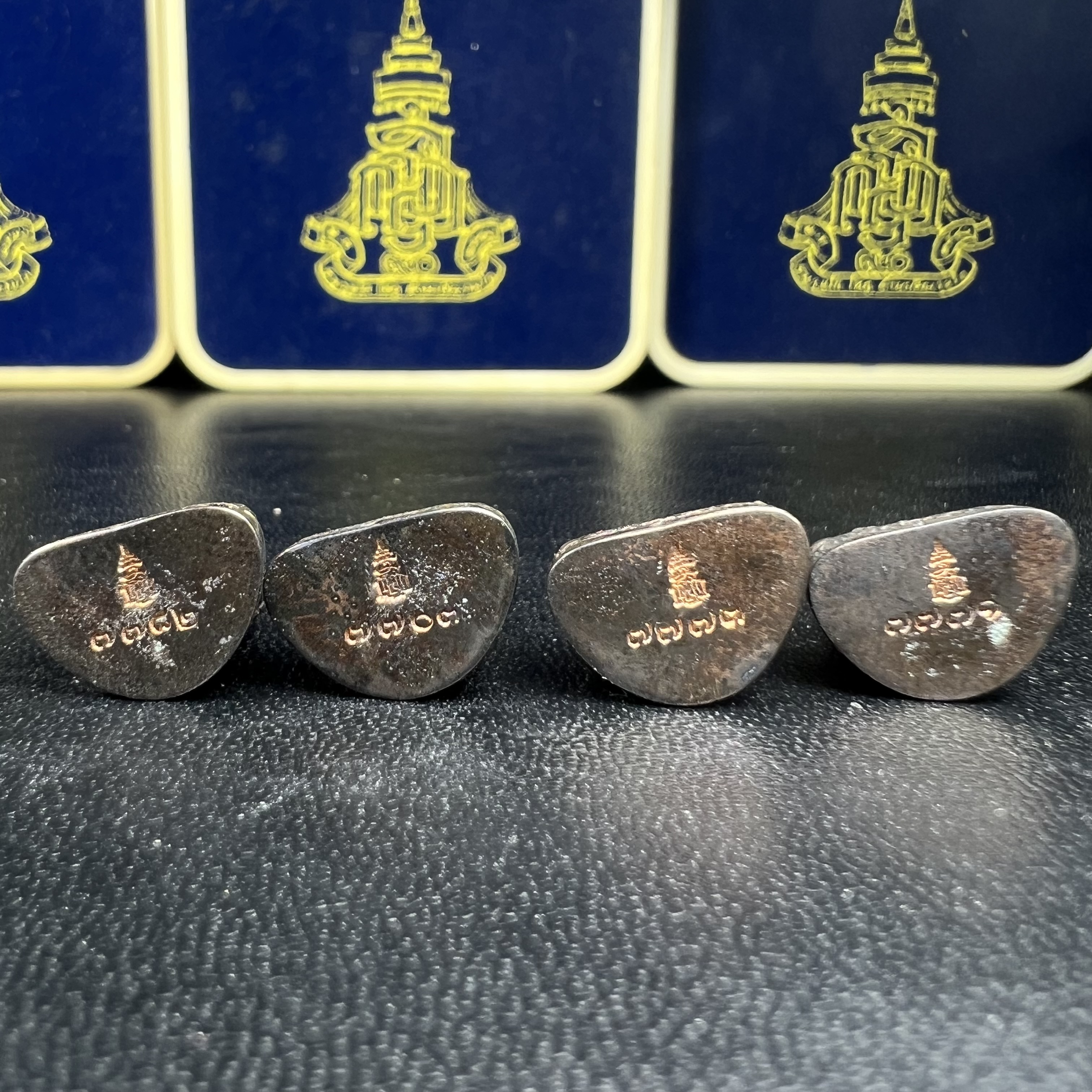 พระรูปเหมือนลอยองค์ สมเด็จพระสังฆราช วัดบวรนิเวศวิหาร รุ่น คชวัตร ปี2546 ที่ระลึกงานฉลองพระชนมายุ 90 พรรษา เนื้อนวโหละ (พิมพ์ใหญ่หน้าตัก 1.5ซม.+พิมพ์เล็กหน้าตัก1 ซม.)รวม1 ชุด 2 องค์