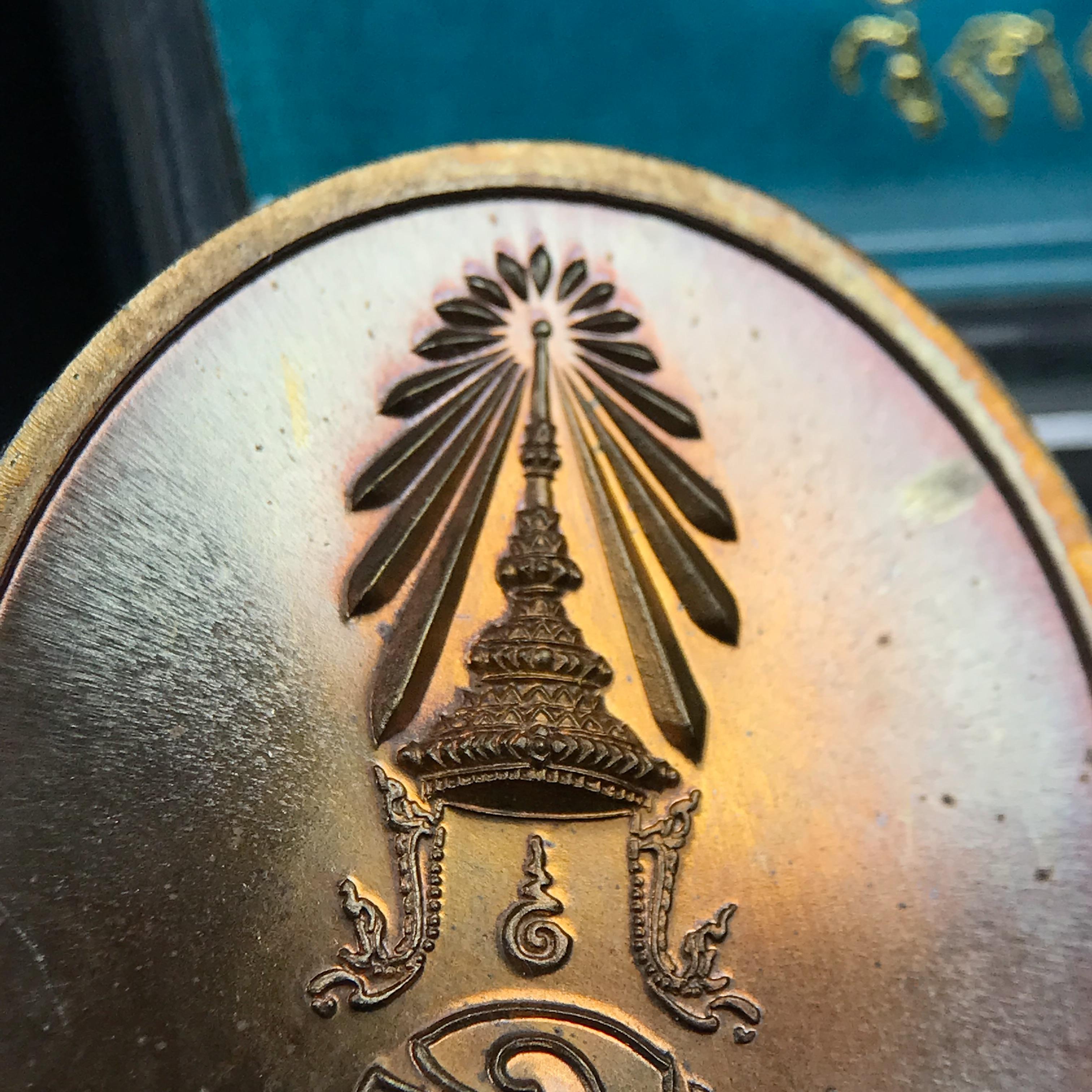 พระพุทธนวราชบพิตร ภปร. ที่ระลึก 7รอบ 84พรรษา ในหลวงรัชกาลที่ 9 วัดตรีทศเทพ จัดสร้าง พ.ศ. 2554 เหรียญเนื้อนวโลหะสภาพสวยกล่องเดิมครบ ตอกโค๊ตและหมายเลข ๓๑๑ (1 ใน 999 เหรียญ)หายากพบเจอน้อยมาก***นิมิตหมายแห่งคุณพระรัตนตรัย และความผูกพันระหว่างพระมหากษัตริย์กับ