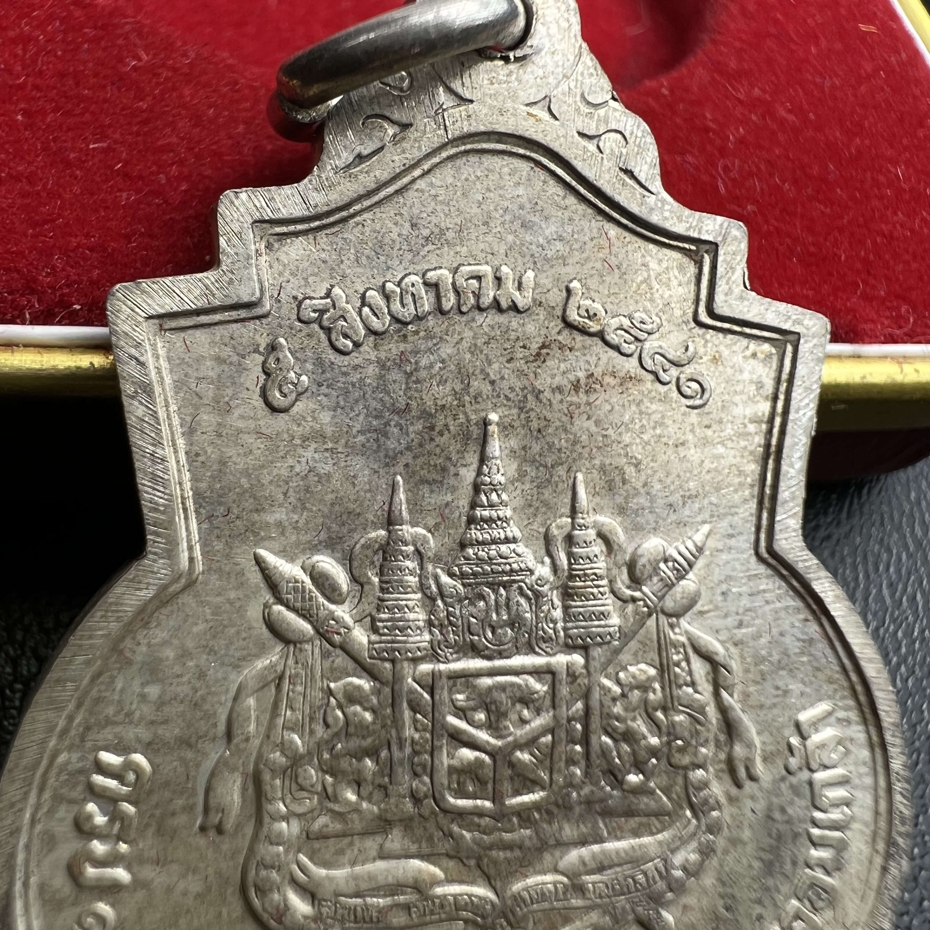 เหรียญที่ระลึกรัชกาลที่ 5 รุ่น ครบ 111 ปี โรงเรียนนายร้อยพระจุลจอมเกล้า ปี 2541 เหรียญทรงเสมาเนื้อเงิน(ขนาดสูง 3.5 ซม.) (ซีนซองเดิมกล่องเดิมครบ) ผลิตโดย กองกษาปณ์ กรมธนารักษ์ สมเด็จพระญาณสังวร สมเด็จพระสังฆราช วัดบวรนิเวศวิหาร ทรงเป็นประธาน(นิยม พิธีใหญ่)