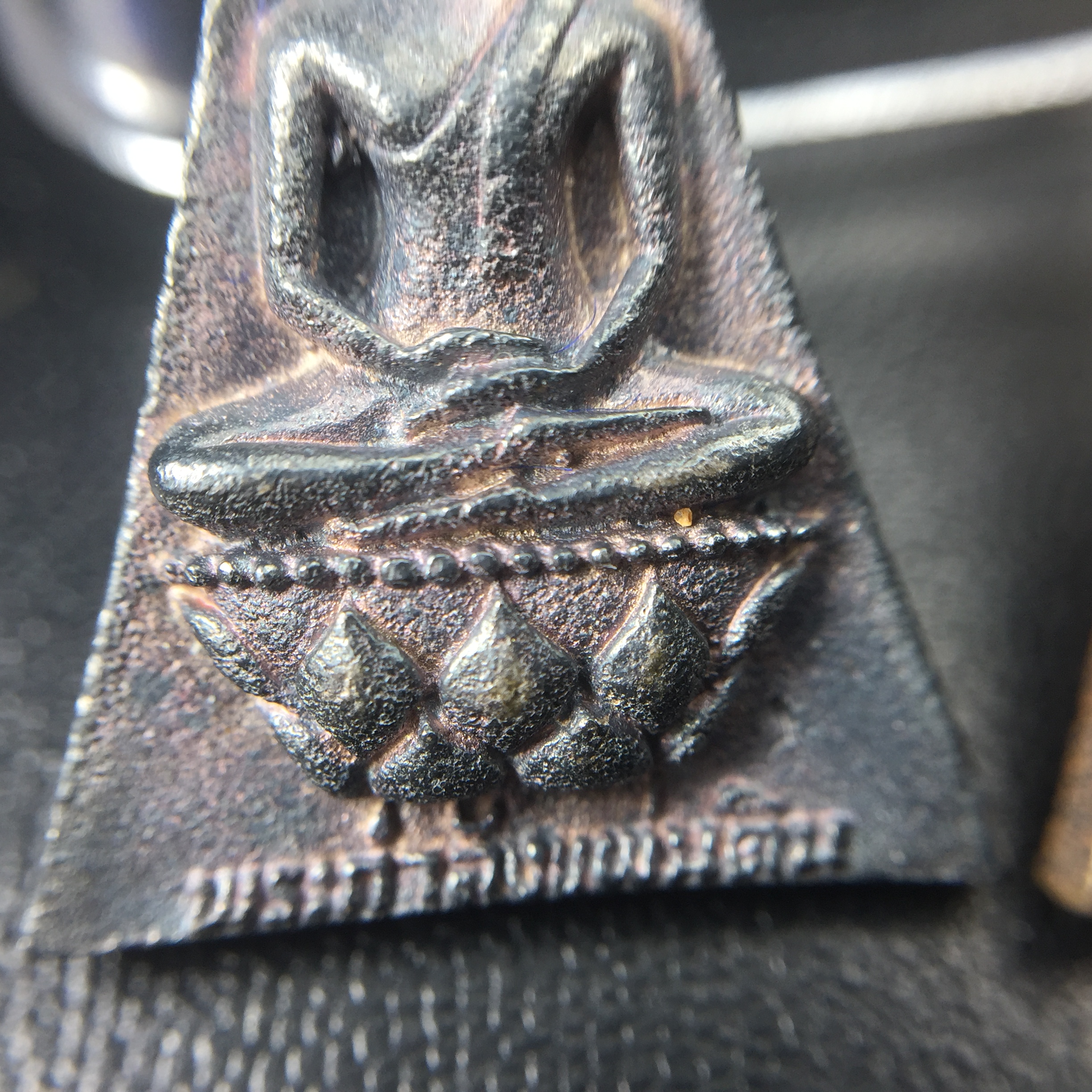 พระกำลังแผ่นดิน (สมเด็จจิตรลดา2) จัดสร้างเฉลิมพระเกียรติ ร.9 ครองราชย์ 50 ปี 2539 เนื้อเงิน(ผิวเดิมกลับดำ รุ้งๆสวย)+เนื้อนวโลหะ(สร้างน้อยหายาก)พร้อมกล่องบรรจุเดิมครบสมบูรณ์(1ใน2539องค์)